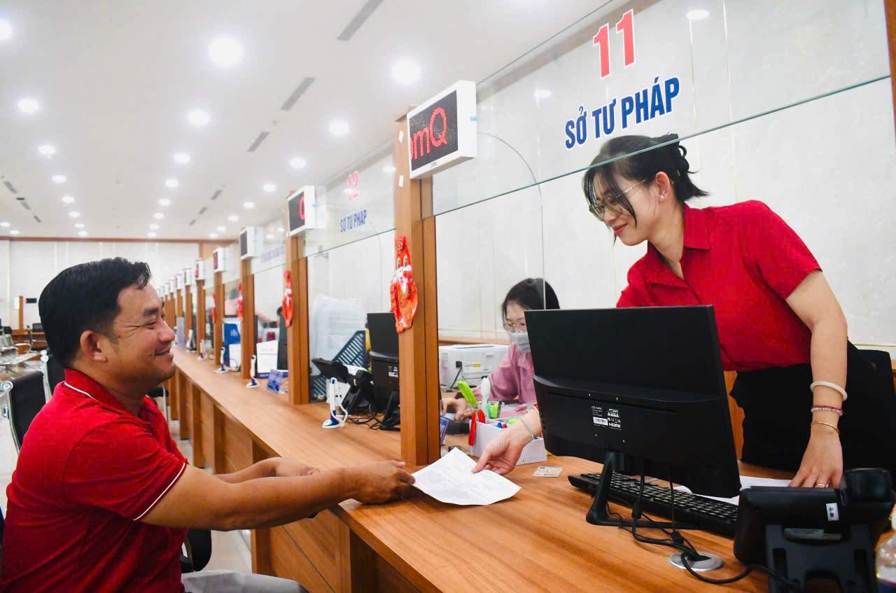 Người dân nhận phiếu hẹn trả kết quả thủ tục hành chính từ công chức Sở Tư pháp tại Trung tâm Phục vụ hành chính công tỉnh.