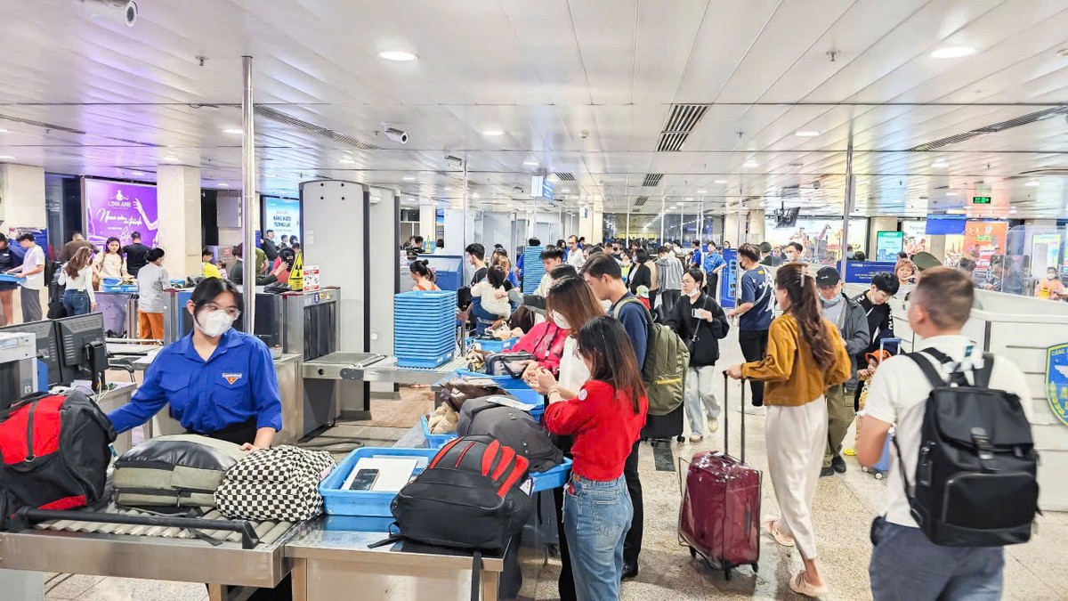 Dịp Tết, lượng khách qua Cảng hàng không quốc tế Tân Sơn Nhất đạt trung bình 138 ngàn khách/ngày.