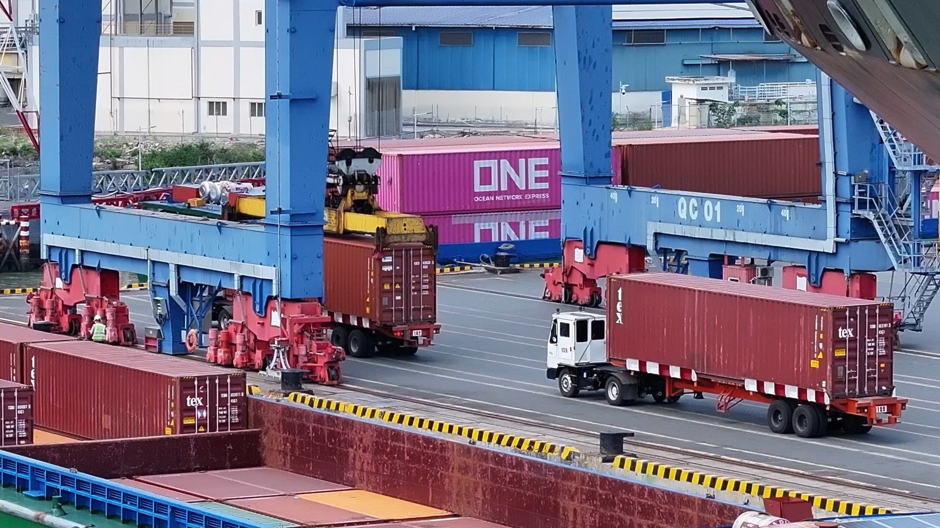 Dịp Tết, hoạt động xếp dỡ hàng hóa diễn ra nhộn nhịp ở Cảng TCIT.