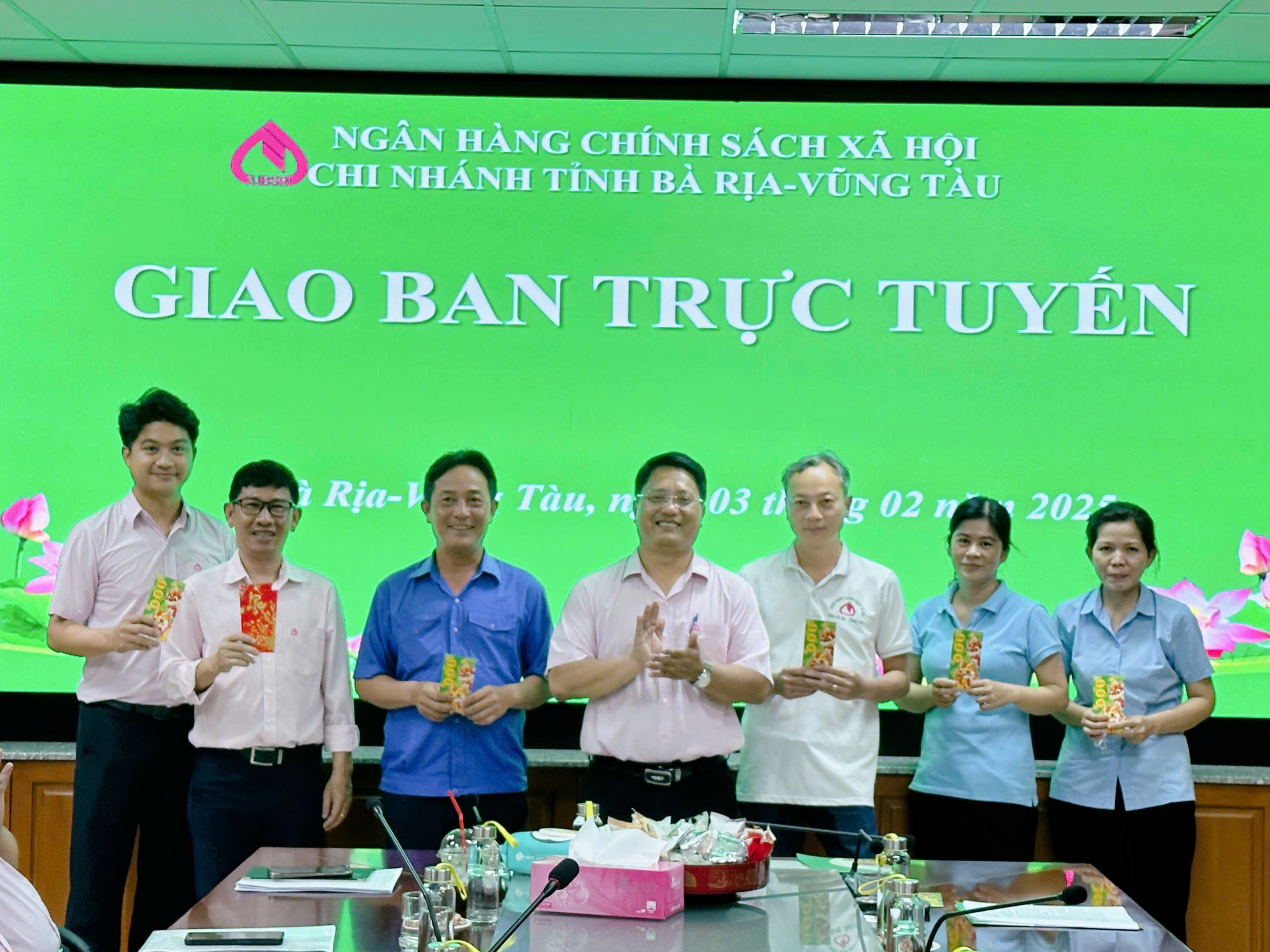 Ông Võ Văn Hoàng, Giám đốc NHCSXH tỉnh lì xì động viên cán bộ trực Tết an toàn.