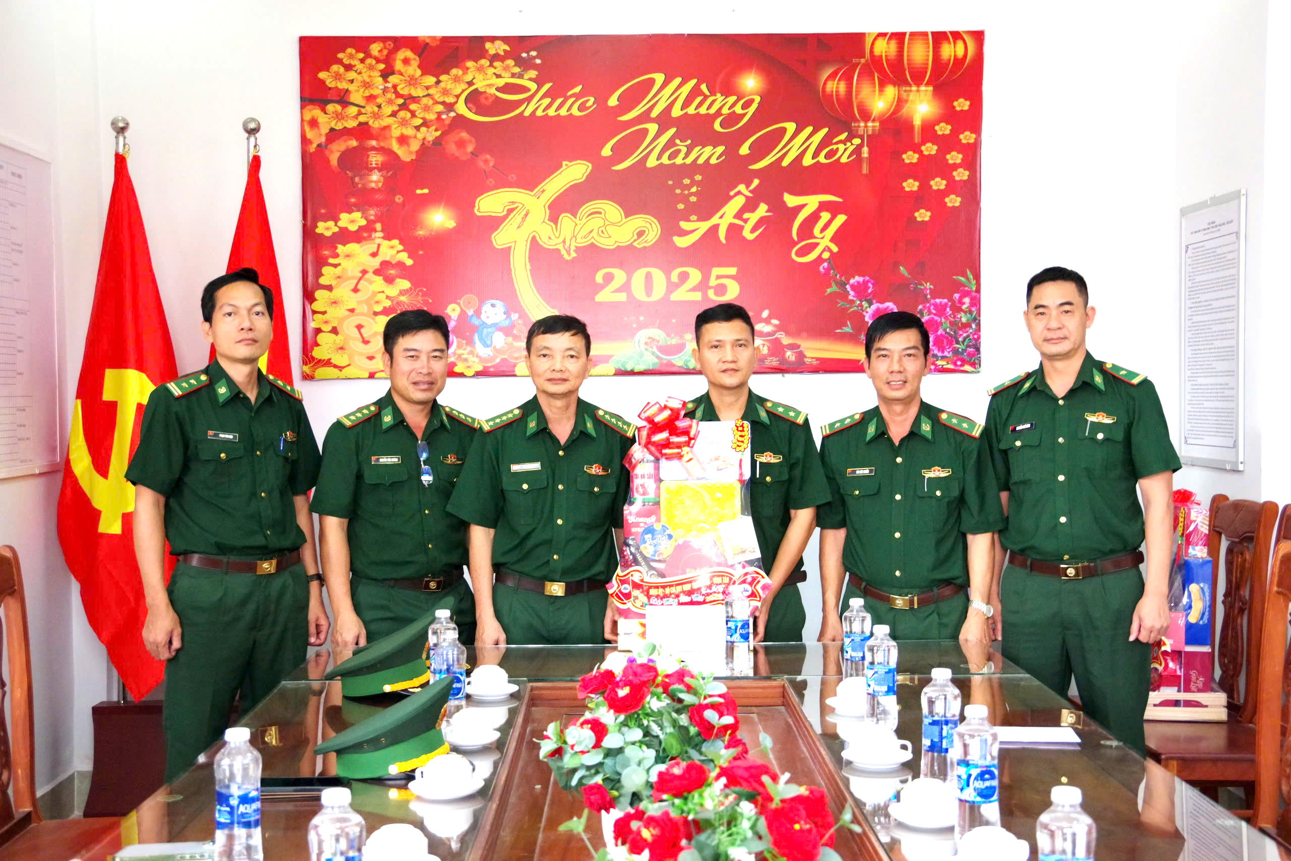 Đại tá Đào Xuân Ánh, Chính ủy BĐBP tỉnh kiểm tra  và chúc Tết cán bộ, chiến sĩ Đồn Biên phòng Bến Đá.