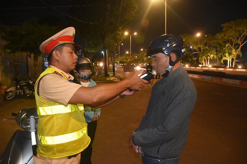 Cán bộ CSGT Công an TP.Vũng Tàu kiểm tra nồng độ cồn người điều khiển phương tiện trong những ngày Tết Ất Tỵ. 