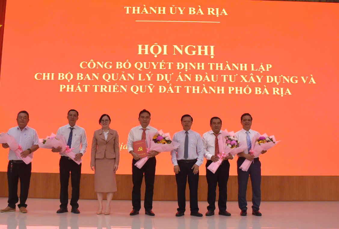 Bà Nguyễn Minh Hoàng và Trần Thanh Dũng trao Quyết định thành lập Chi bộ Ban Quản lý dự án đầu tư xây dựng và Phát triển quỹ đất TP. Bà Rịa 