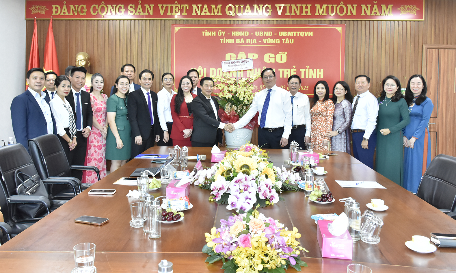 Ông Phạm  Viết Thanh, Ủy viên Trung ương Đảng, Bí thư Tỉnh ủy, Chủ tịch HĐND tỉnh tăng hoa chúc mừng năm mới Ban Chấp hành Hội Doanh nhân trẻ.