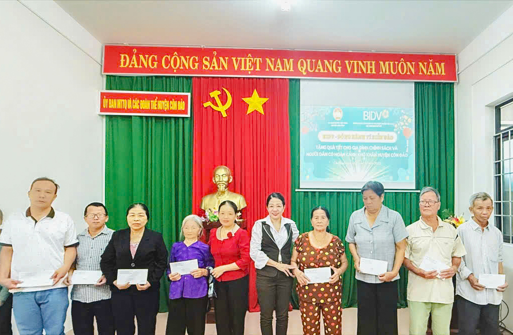 Lãnh đạo UBMTTQ Việt Nam huyện Côn Đảo trao quà Tết đến người dân trên địa bàn huyện.