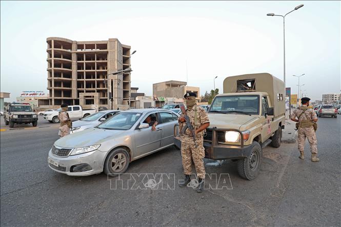 Binh sĩ Libya gác tại một điểm kiểm soát ở Đông Nam thủ đô Tripoli.