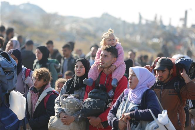 Người dân Palestine trở về nhà tại Gaza ngày 27/1/2025.
