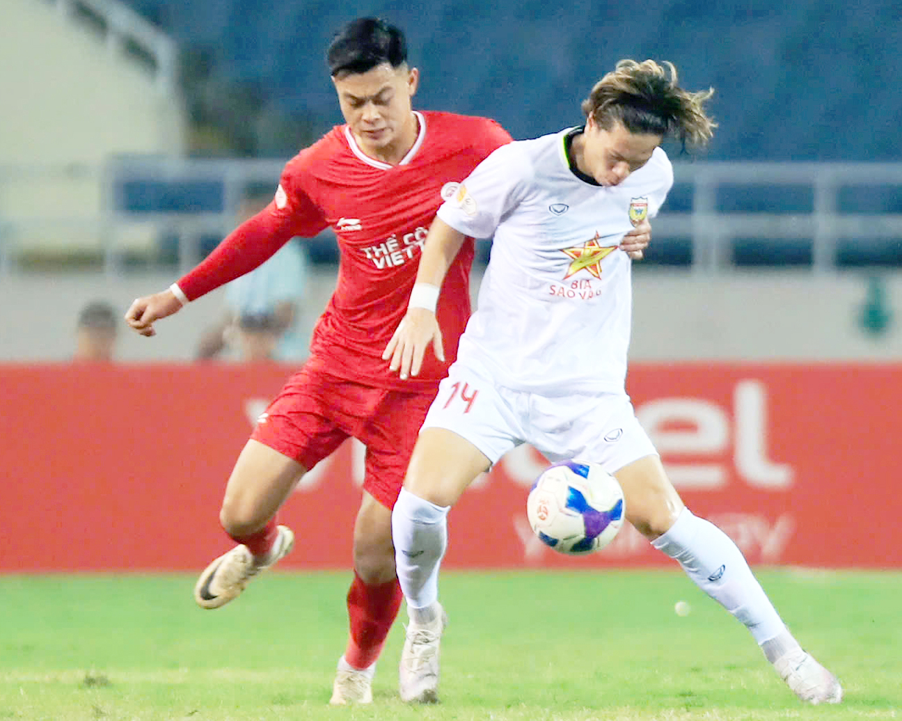 Viktor Lê (phải) là cầu thủ Việt kiều đã có  quốc tịch Việt Nam và nằm trong độ tuổi U22.