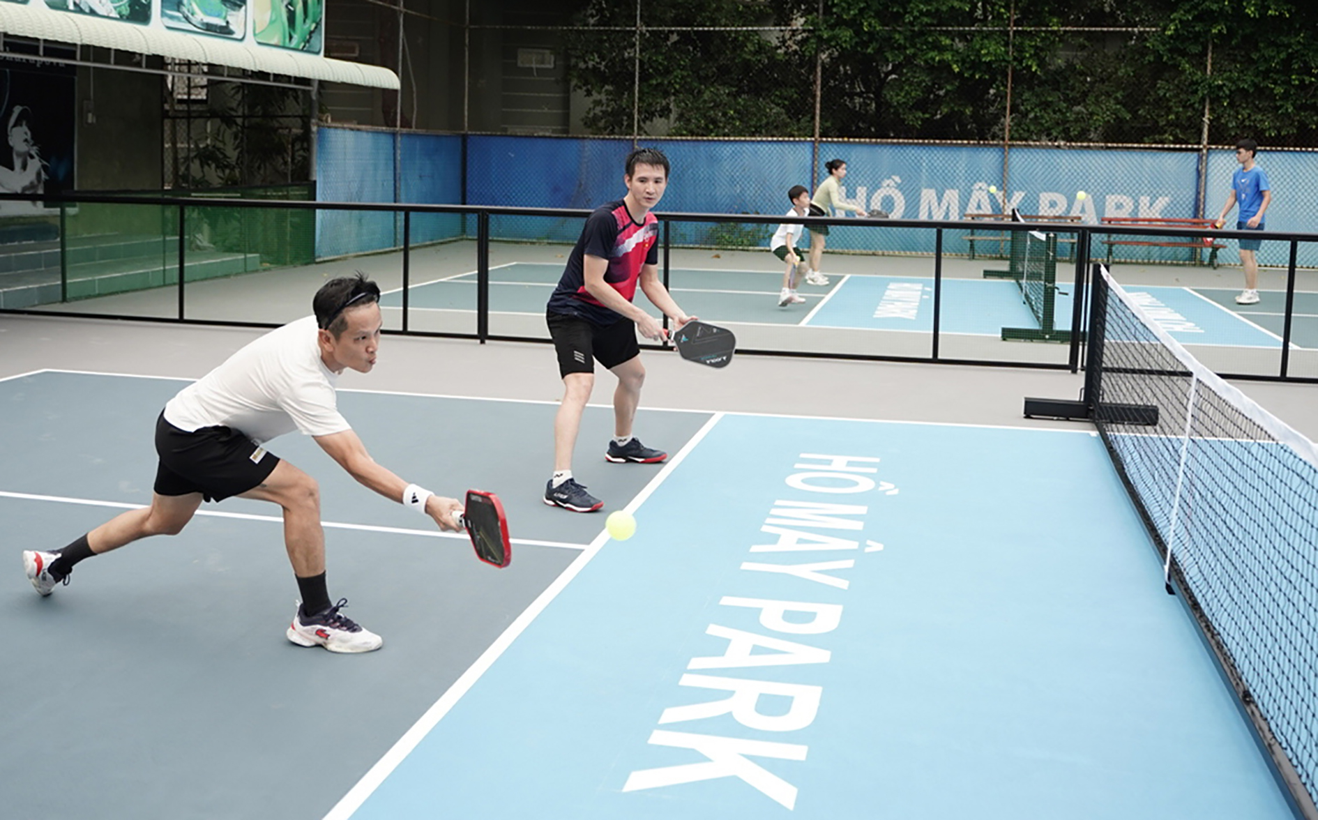 Du khách chơi pickleball tại Hồ Mây Park.