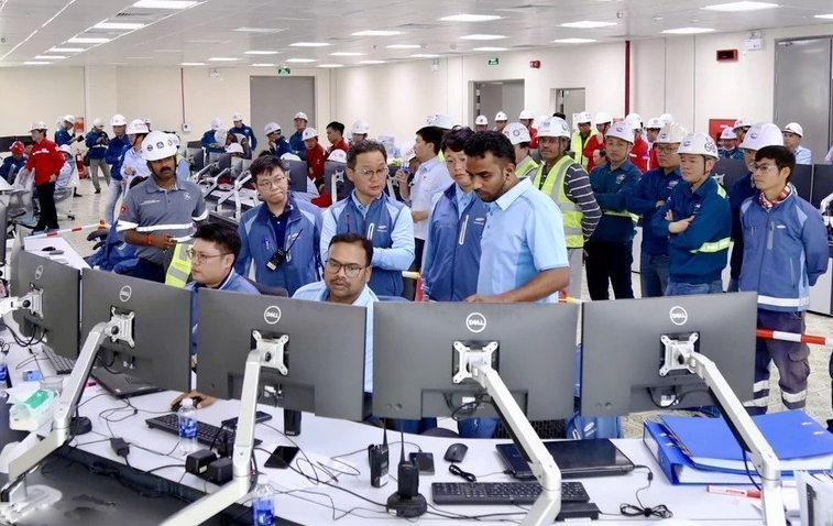 Lãnh đạo PV Power cùng các kỹ sư chính thức vận hành Nhà máy điện Nhơn Trạch 3 hòa lưới điện quốc gia.