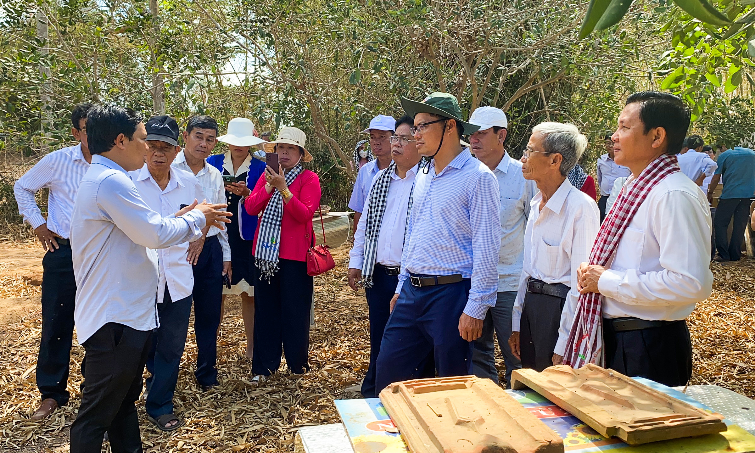Ông Mai Minh Quang (bên phải), Chủ tịch Hội Nông dân tỉnh và cán bộ, hội viên nông dân tỉnh Bến Tre đến tham quan trại ong dú Hồ Tràm.
