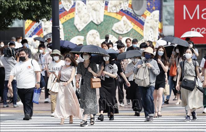 Người dân che dù tránh nắng nóng ở Tokyo, Nhật Bản.