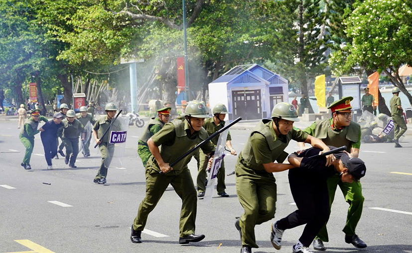 Luật Lực lượng tham gia bảo vệ an ninh trật tự ở cơ sở do Bộ Công an chủ trì soạn thảo được Quốc hội thông qua và có hiệu lực thi hành từ ngày 1/7/2014. Trong ảnh: Lực lượng tham gia bảo vệ ANTT ở cở sở TP.Vũng Tàu ra mắt và diễn tập tình huống trong ngày luật bắt đầu có hiệu lực.