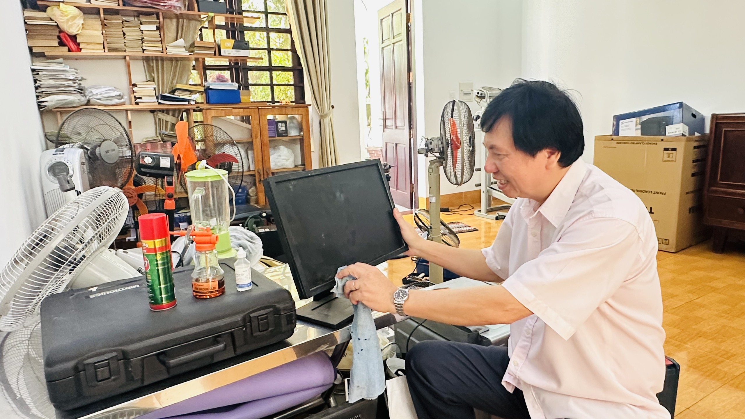 Một chiếc máy vi tính cũ đang được ông Khoa sửa chữa, tân trang