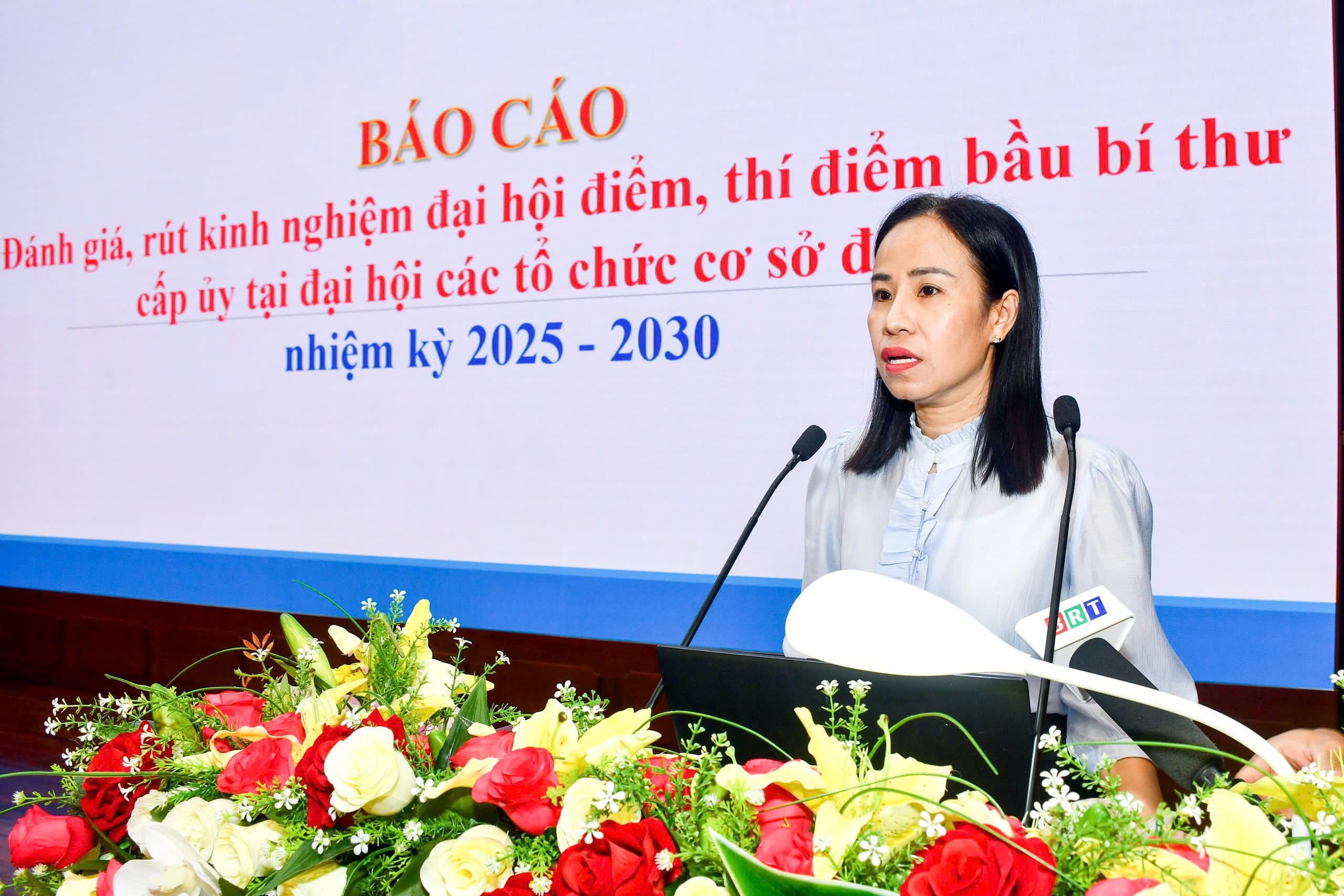 Bà Võ Ngọc Thanh Trúc, Tỉnh ủy viên, Phó Trưởng Ban Tổ chức Tỉnh ủy trình bày dự thảo báo cáo đánh giá, rút kinh nghiệm tổ chức đại hội điểm, thí điểm bầu trực tiếp bí thư cấp ủy tại đại hội cấp cơ sở nhiệm kỳ 2025-2030.  