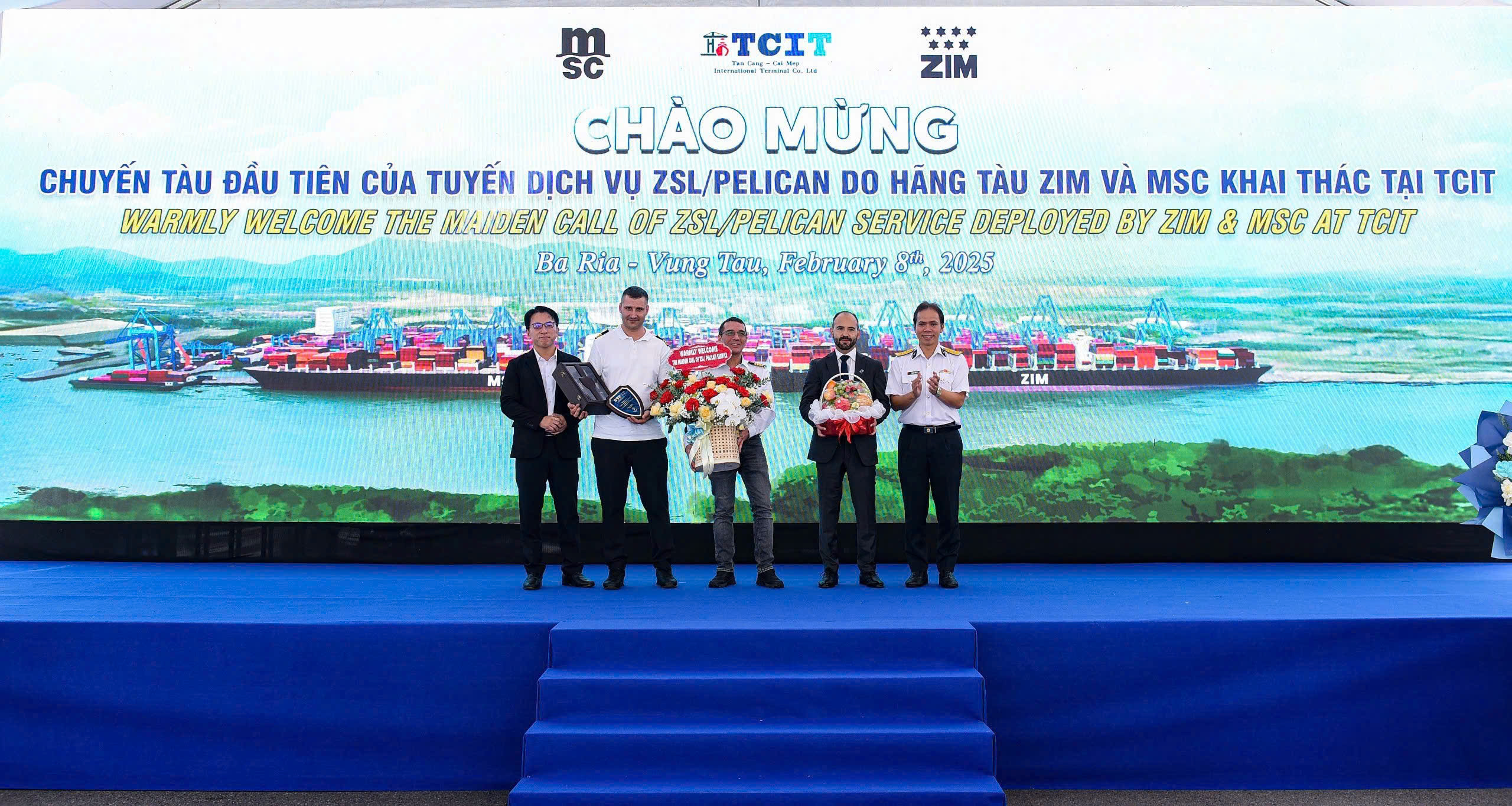 Đại diện Cảng TCIT tặng hoa và quà cho Thuyền trưởng và thuyền viên tàu NINGBO.