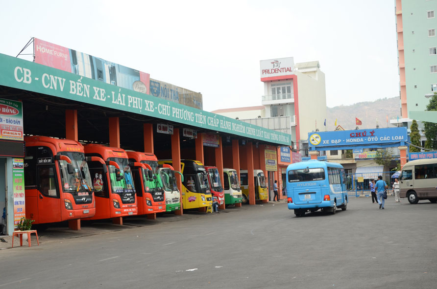 Xe khách giường nằm, mỗi giường chỉ cho một người nằm và phải có dây đai an toàn phù hợp.