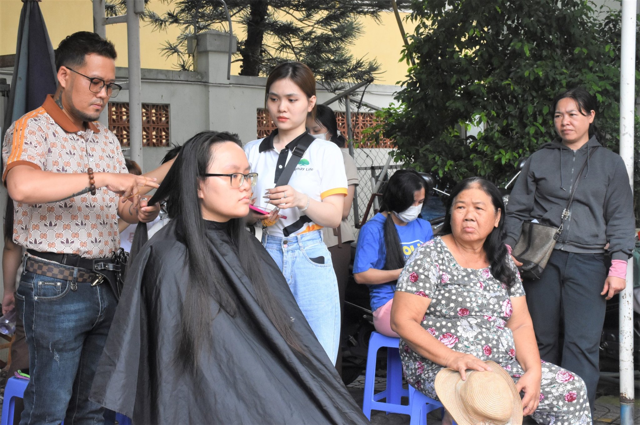 Anh Nguyễn Tuấn Thành cắt tóc hiến từ tình nguyện viên tại ngày hội hiến tóc được tổ chức tại UBND phường Thắng Nhì (TP.Vũng Tàu).