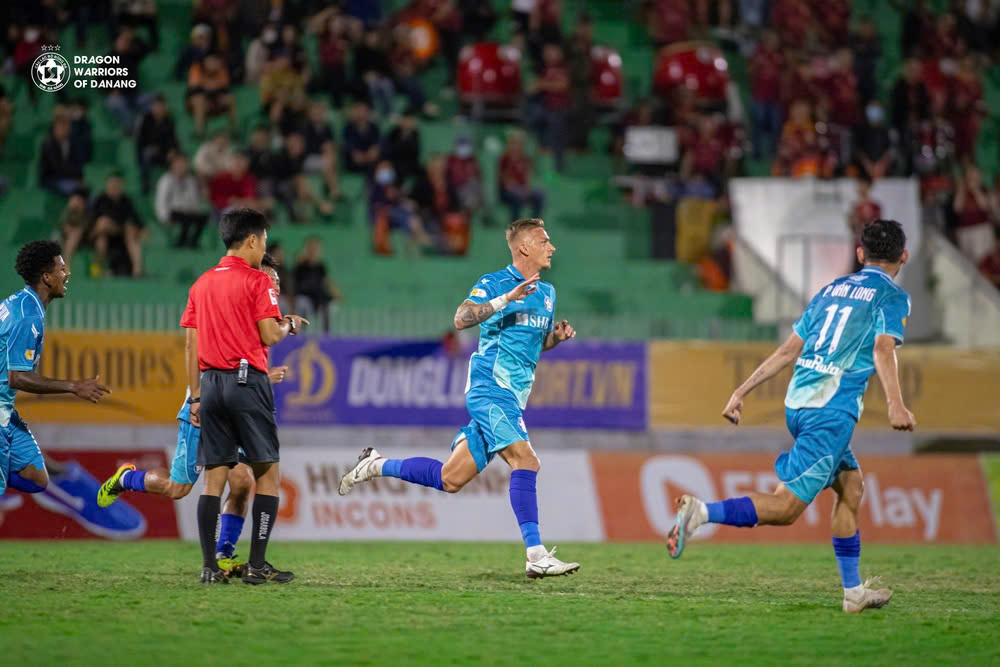 Trung vệ Cassio Fernando Scheid (giữa) đã có bàn thắng ngay trong trận ra mắt SHB Đà Nẵng.