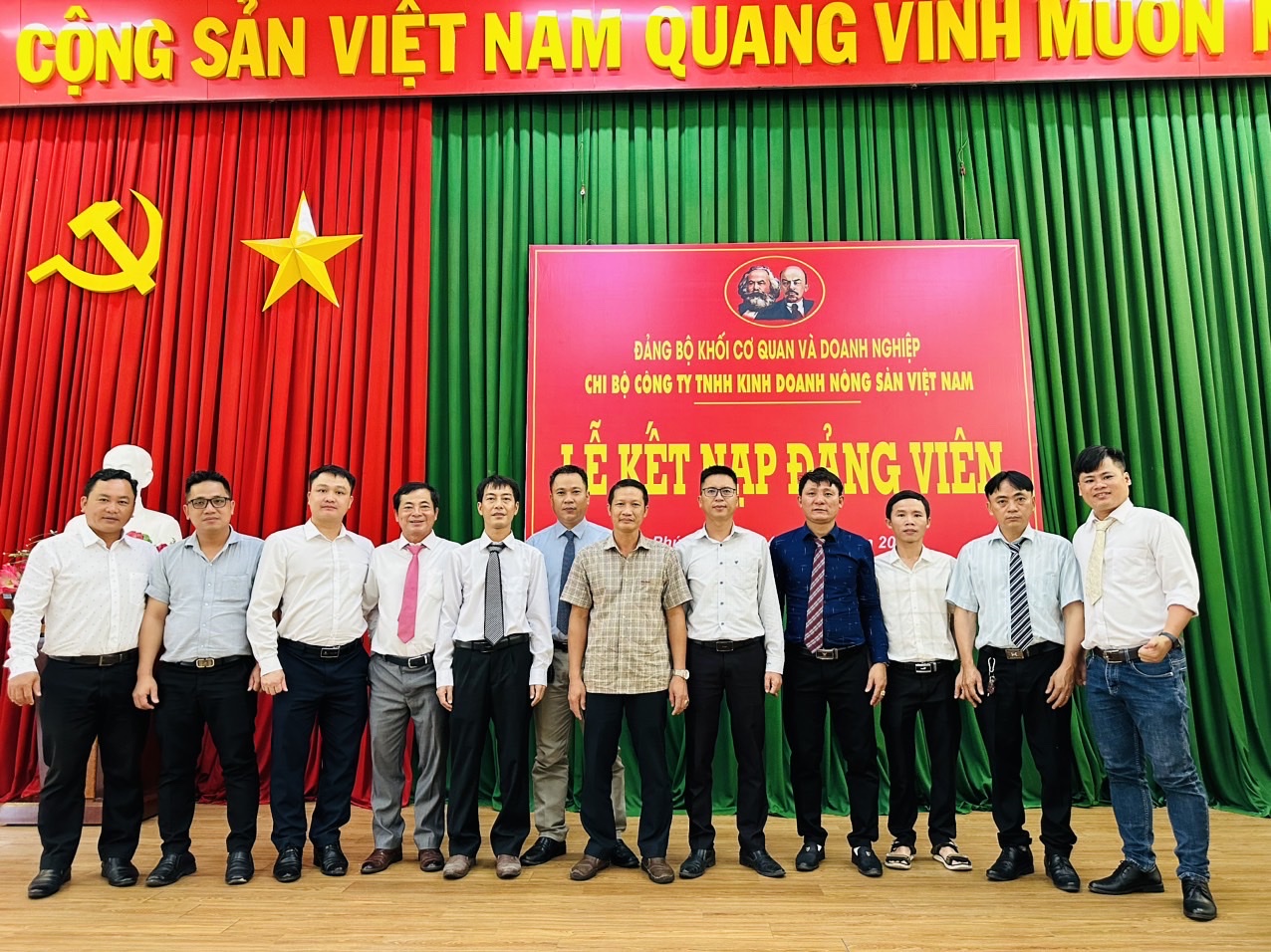 Chi bộ Cơ sở Công ty TNHH Kinh doanh Nông Sản Việt Nam (trực thuộc Thị ủy Phú Mỹ) tổ chức lễ kết nạp đảng cho đảng viên mới.