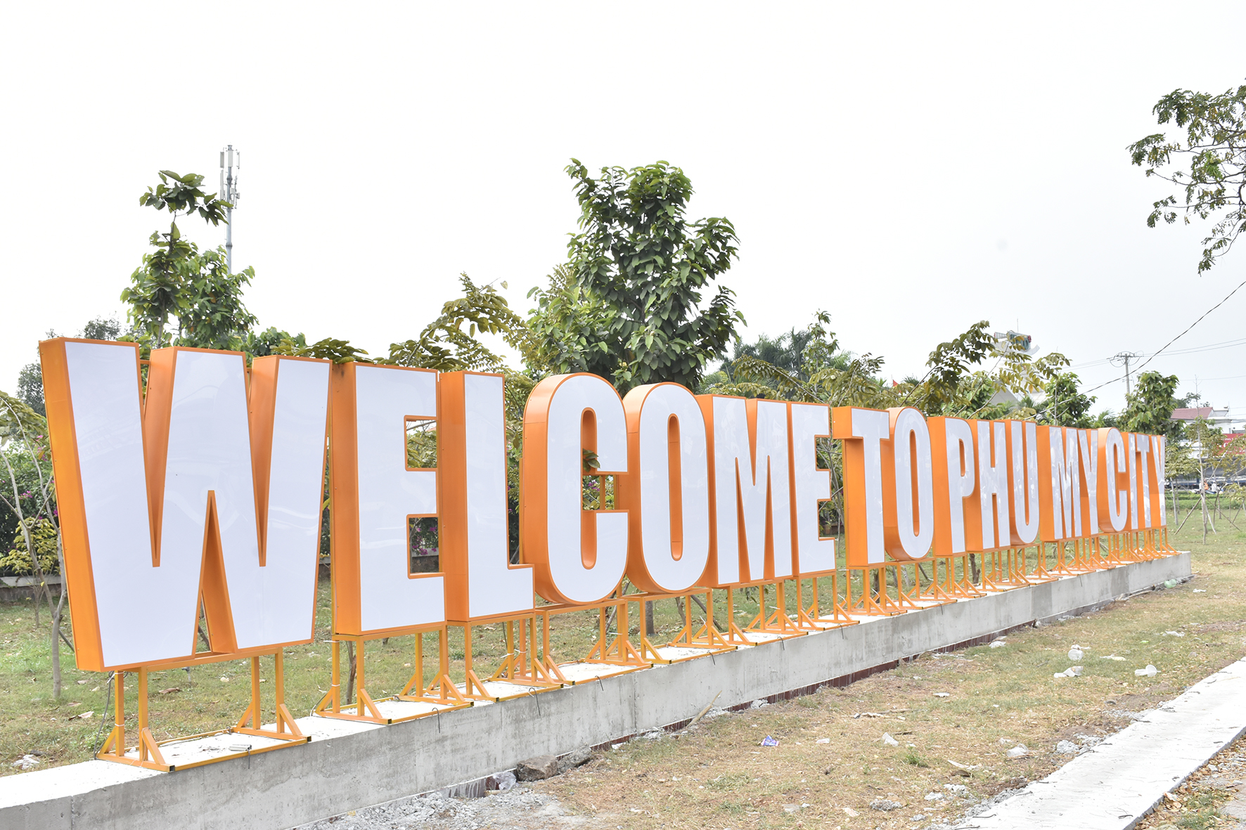 Dòng chữ “Welcome to Phu My city” được đặt ở hành lang QL51 ngay cửa ngõ vào Bà Rịa-Vũng Tàu.