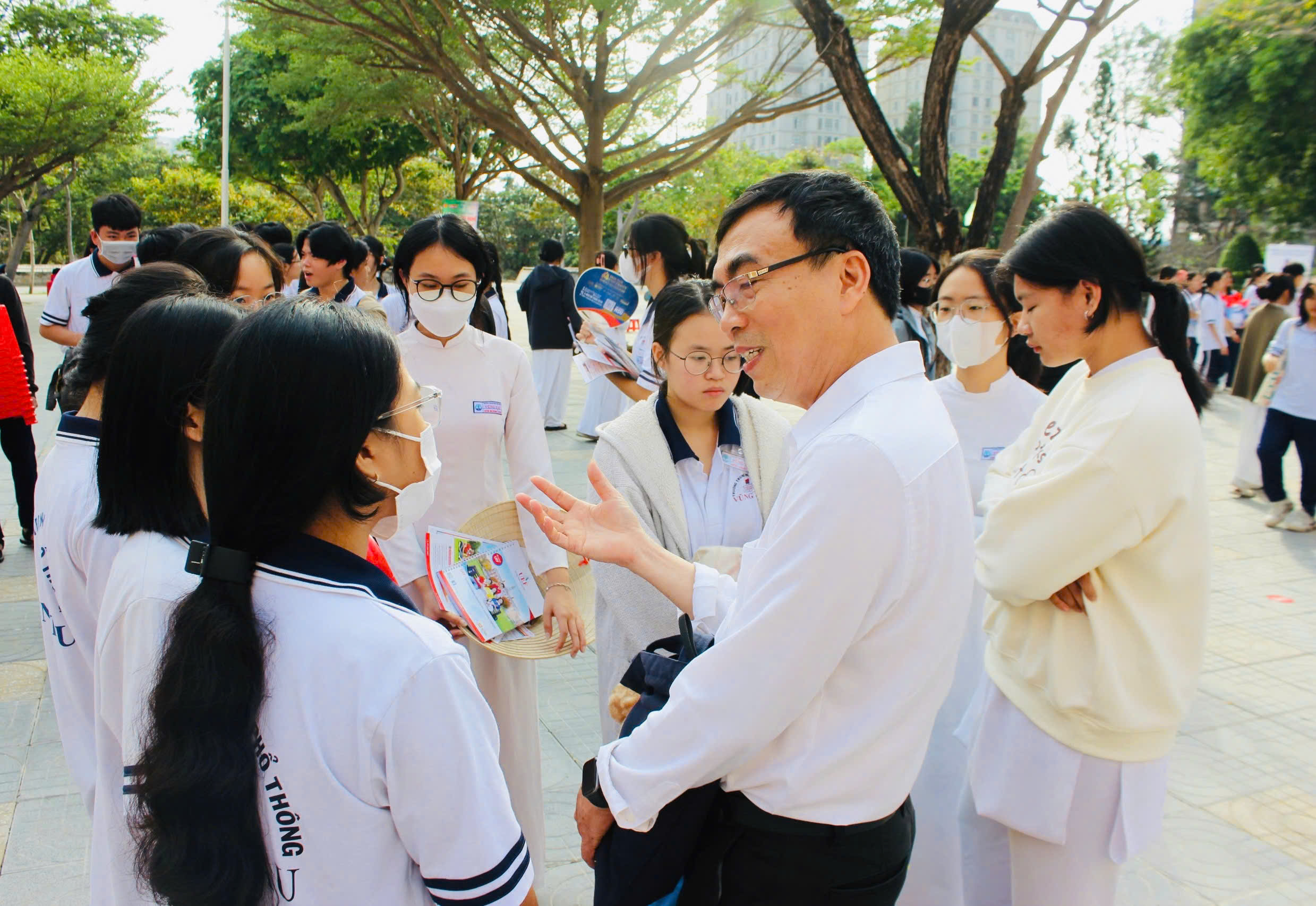 TS. Phạm Tấn Hạ, Phó hiệu trưởng trường ĐH Khoa học Xã hội và Nhân văn (ĐH quốc gia TP.Hồ Chí Minh) tư vấn cho HS Trường THPT Vũng Tàu.