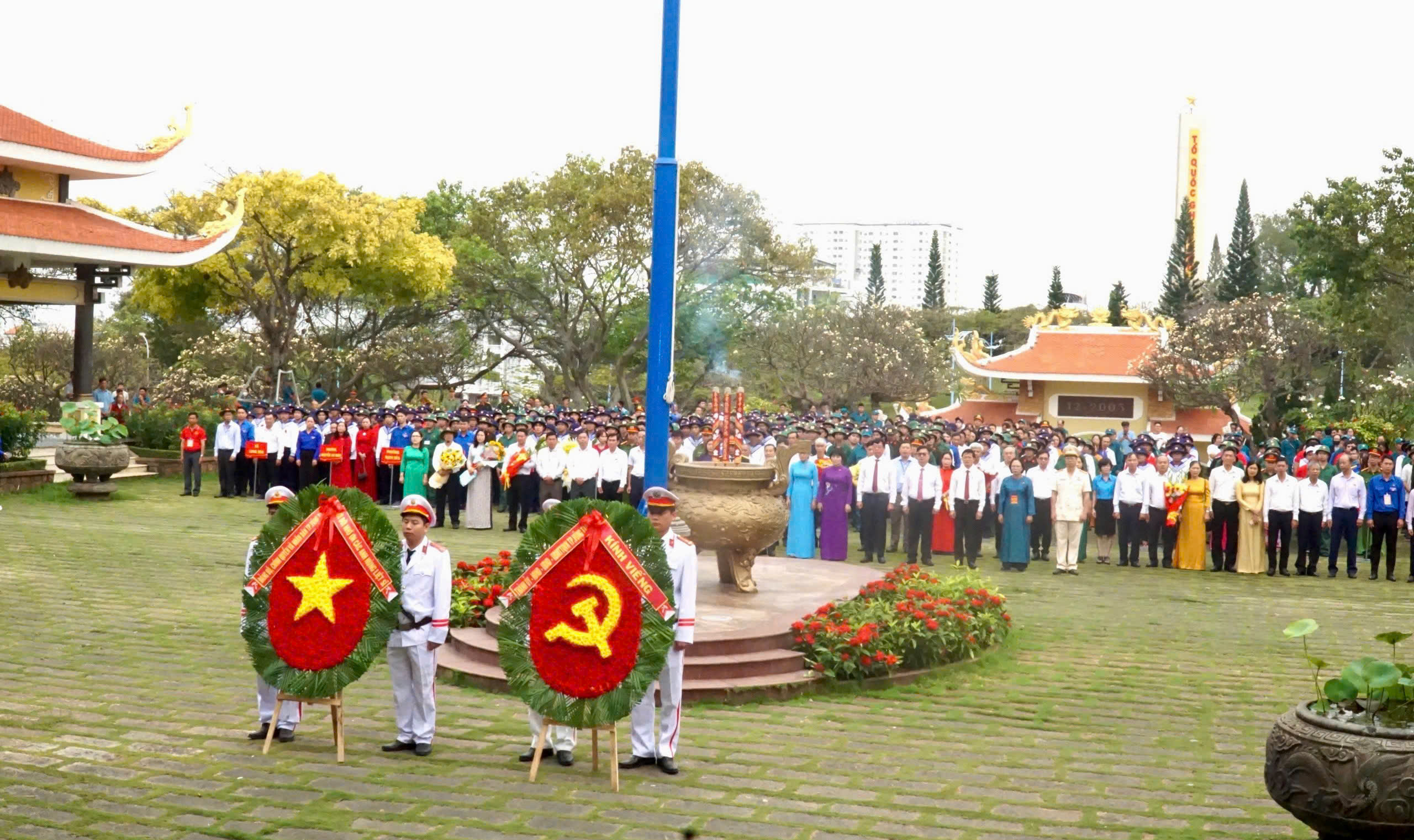 Lãnh đạo TP. Vũng Tàu cùng thanh niên tham gia NVQS năm 2025 dâng hương tại Đền thờ Liệt sĩ thành phố. 