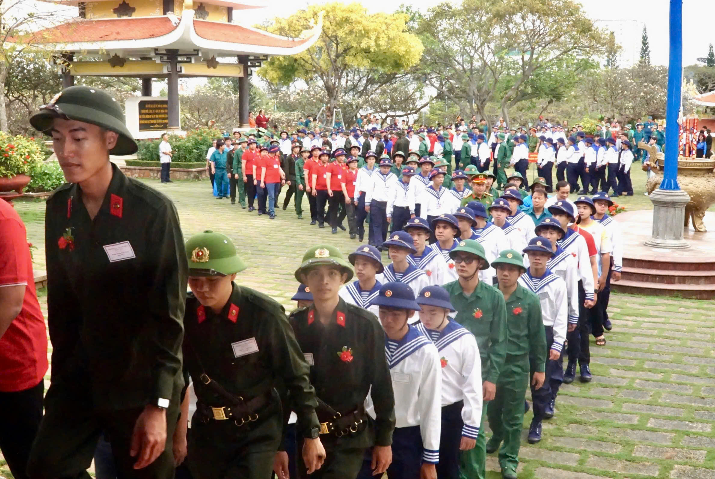 333 thanh niên tham gia NVQS TP. Vũng Tàu dâng hương tại Đền thờ Liệt sĩ thành phố.