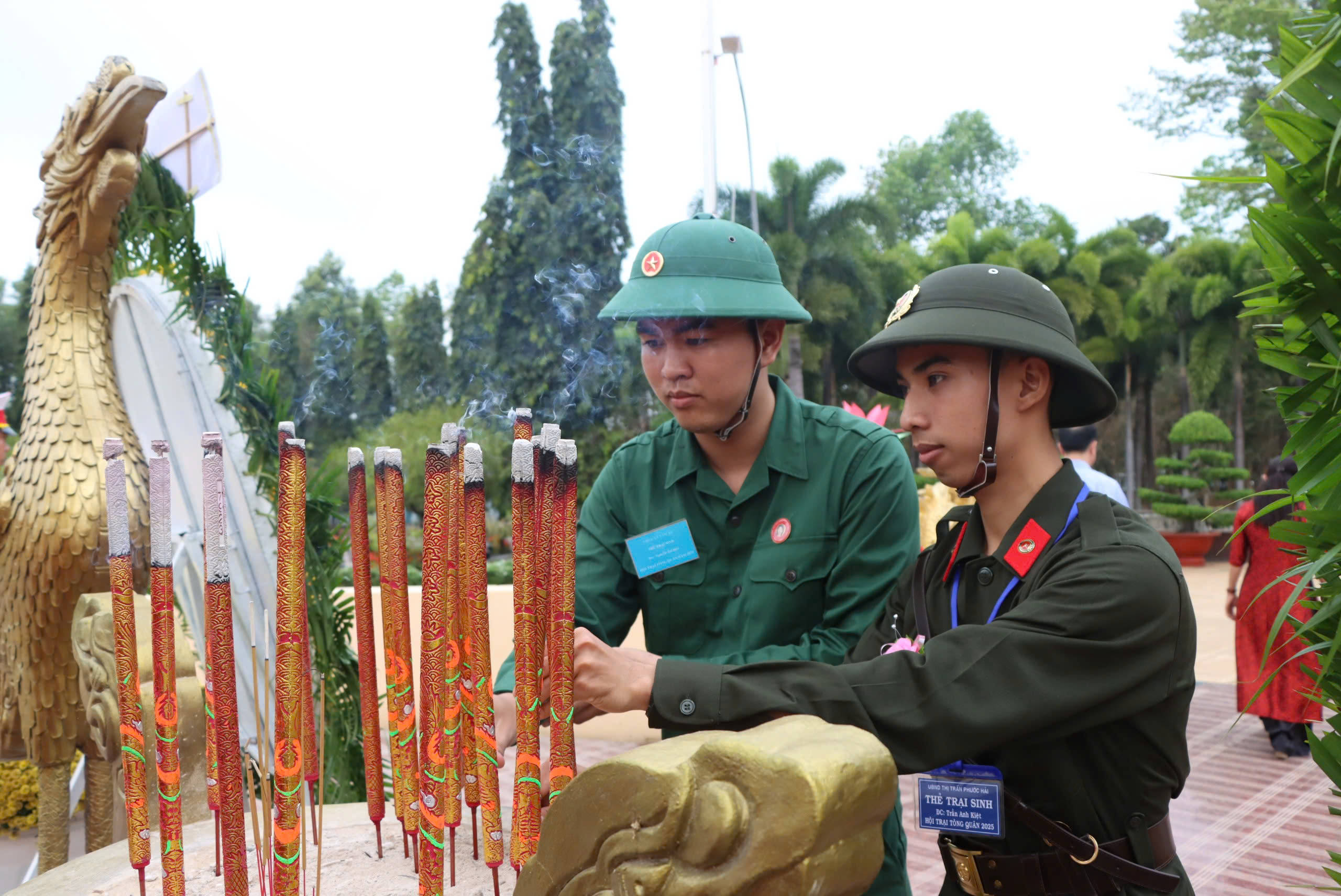 Thanh niên tham gia NVQS huyện Long Đất dâng hương tại Nghĩa trang huyện.