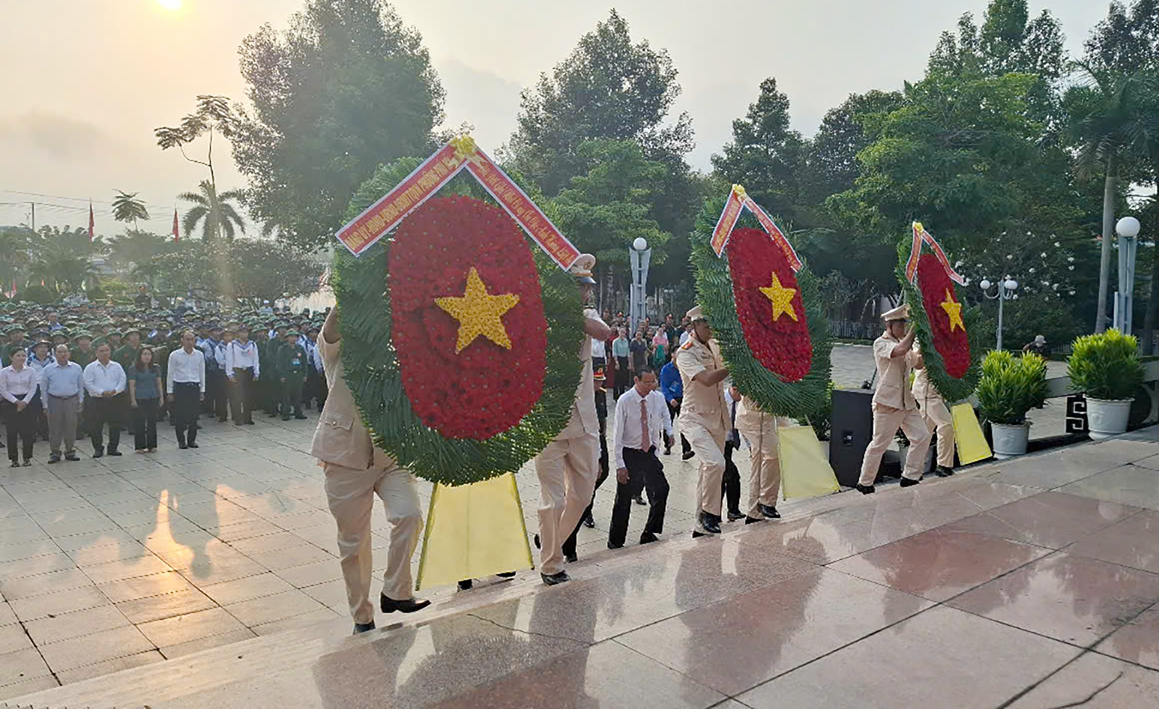 Lãnh đạo TX.Phú Mỹ và các thanh niên trúng tuyển nghĩa vụ quân sự, nghĩa vụ công an nhân dân viếng Đài tưởng niệm liệt sĩ.