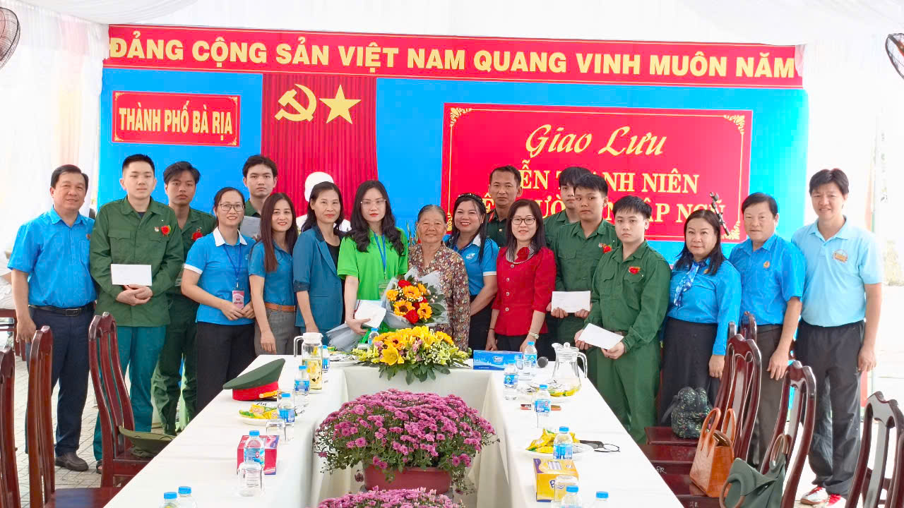 LĐLĐ TP.Bà Rịa và Hội LHPN TP.Bà Rịa, Hội LHNP phường Phước Nguyên tặng quà cho các thanh niên.