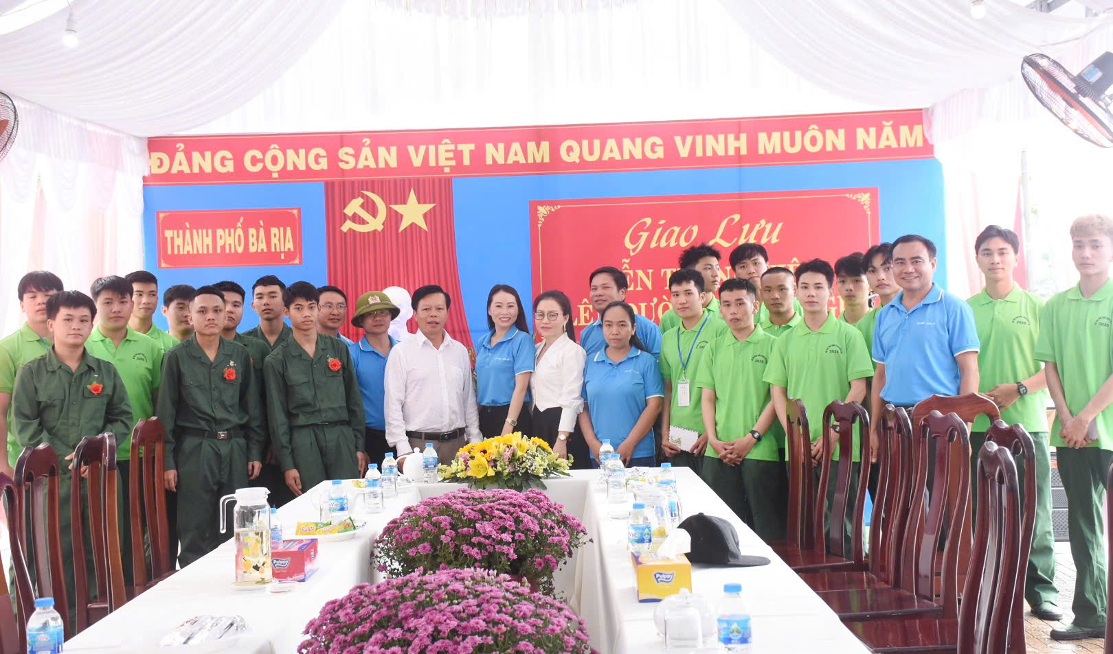 CLB Bất động sản TP.Bà Rịa tặng quà cho thanh niên có hoàn cảnh khó khăn trên địa bàn thành phố.