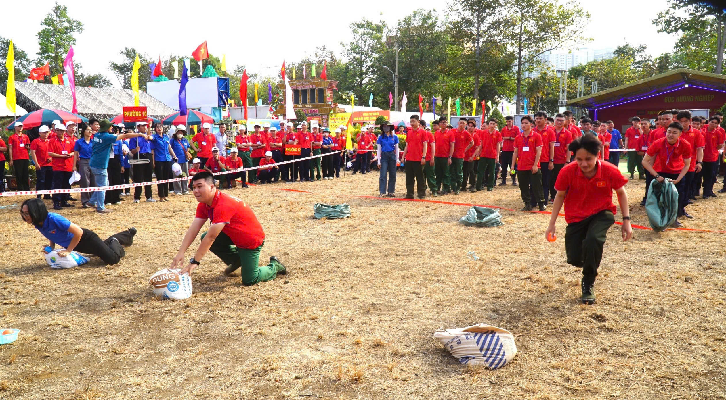 Thanh niên nhập ngũ tại TP. Vũng Tàu tham gia trò chơi vận động sau lễ khai mạc.