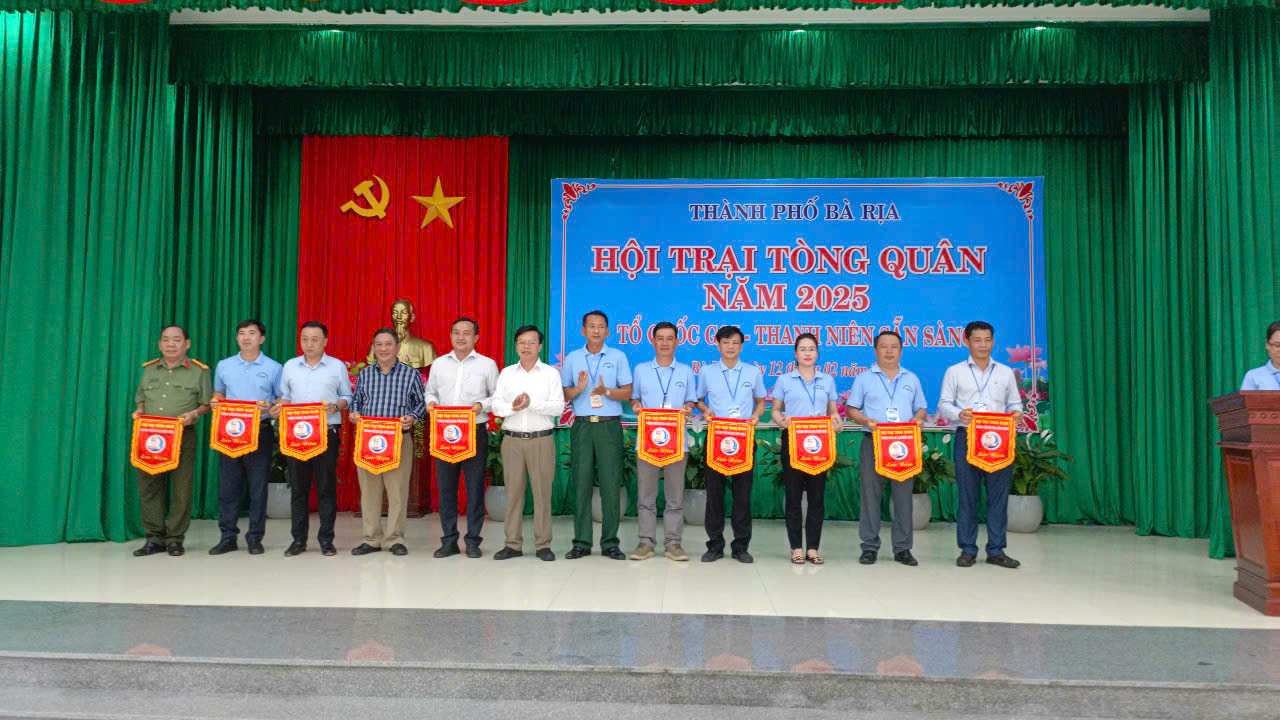 Lãnh đạo TP. Vũng Tàu gặp gỡ, tặng quà thanh niên nhập ngũ tại Hội trại tòng quân năm 2025.