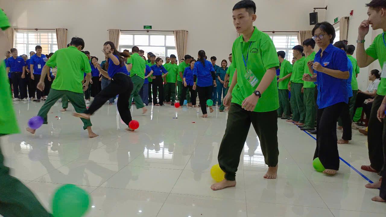 Thanh niên nhập ngũ TP. Bà Rịa tham gia các trò chơi vận động.