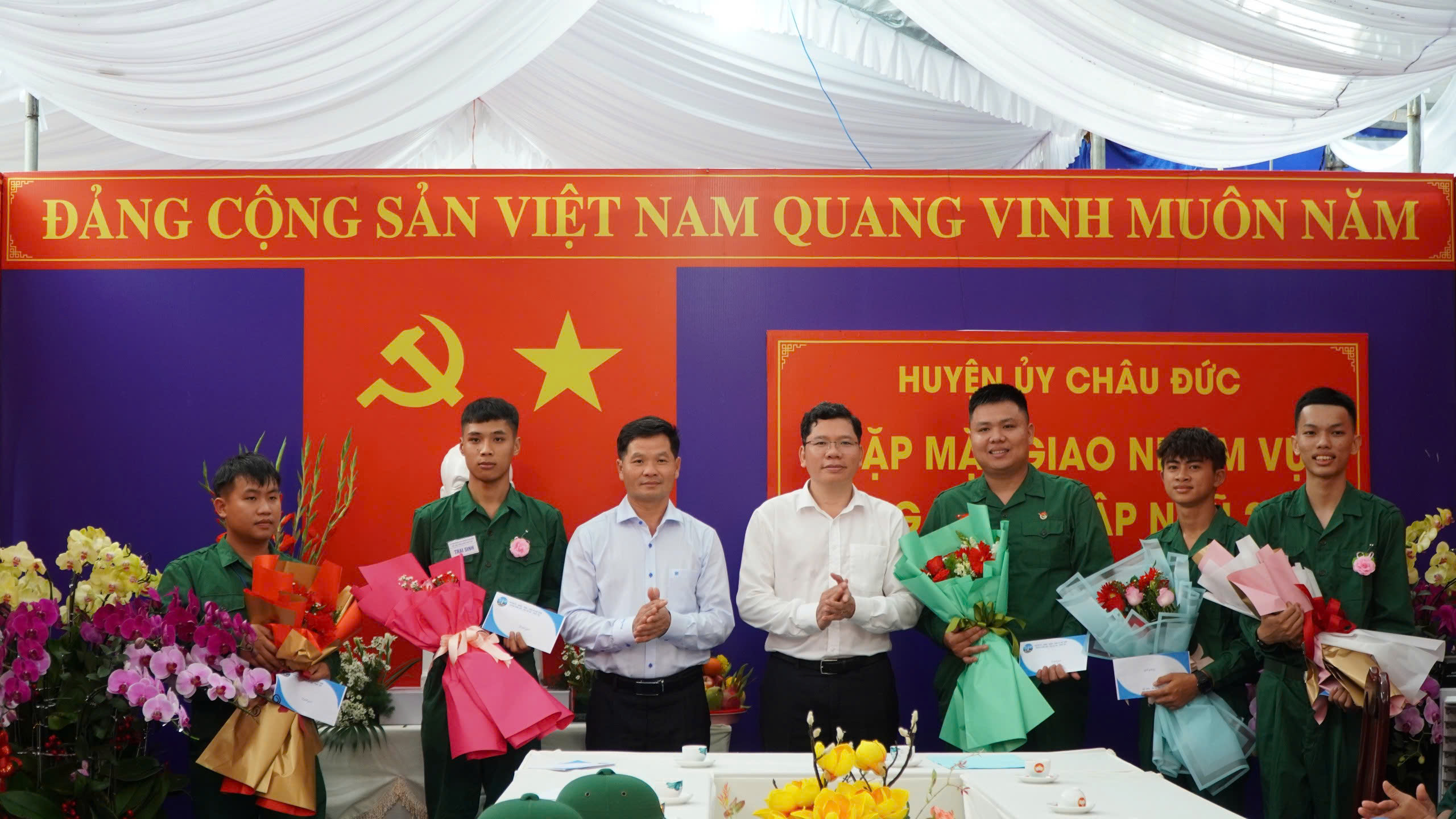 Lãnh đạo huyện Châu Đức gặp mặt, giao nhiệm vụ cho các thanh niên nhập ngũ.