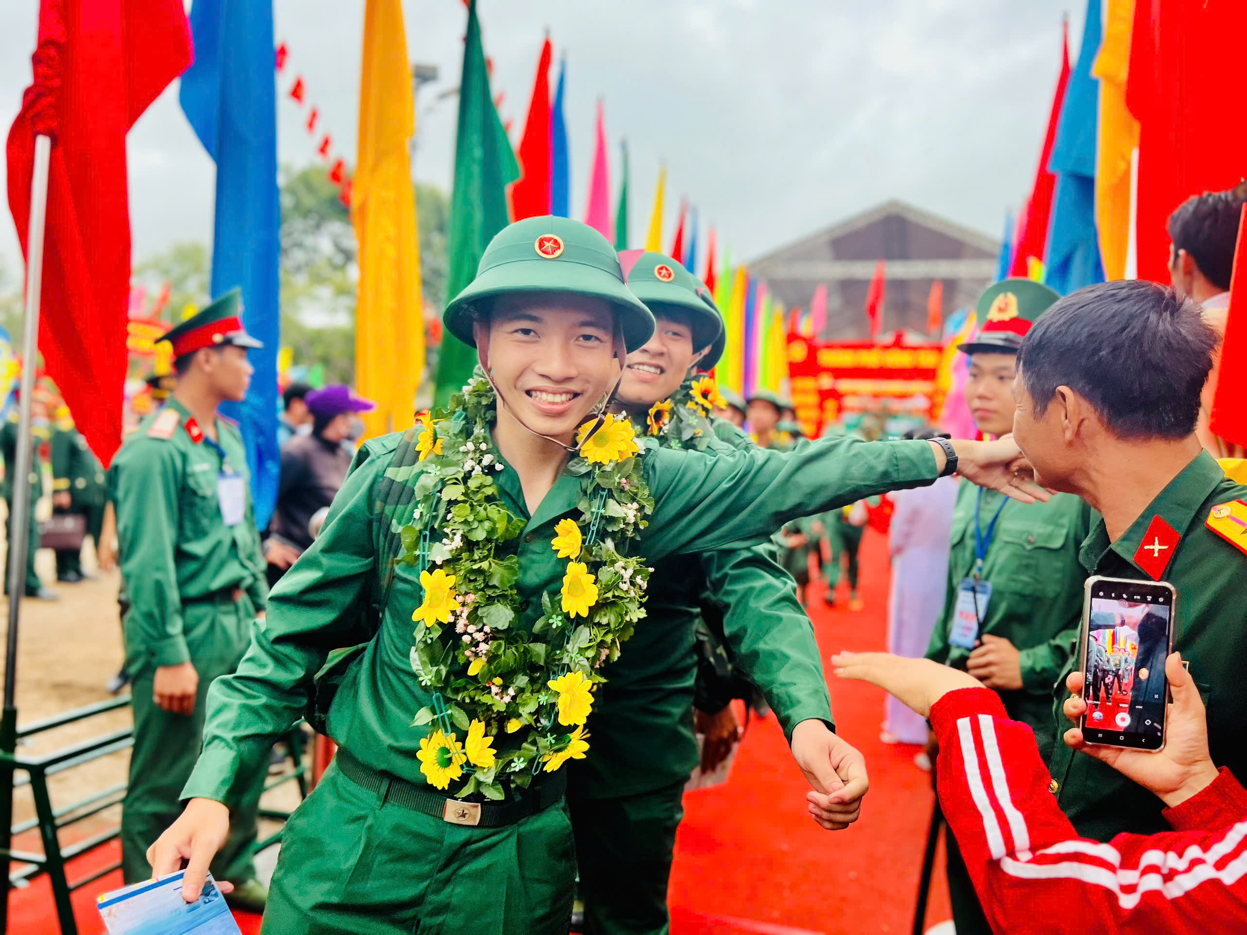 Tân binh TP. Vũng Tàu hăng hái lên đường làm nhiệm vụ.