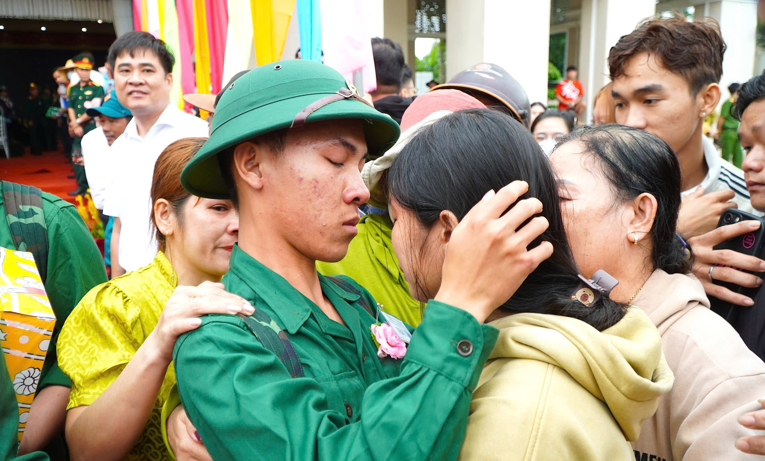 Tân binh huyện Châu Đức xúc động chia tay người thân trước khi về đơn vị. Ảnh: MẠNH QUÂN