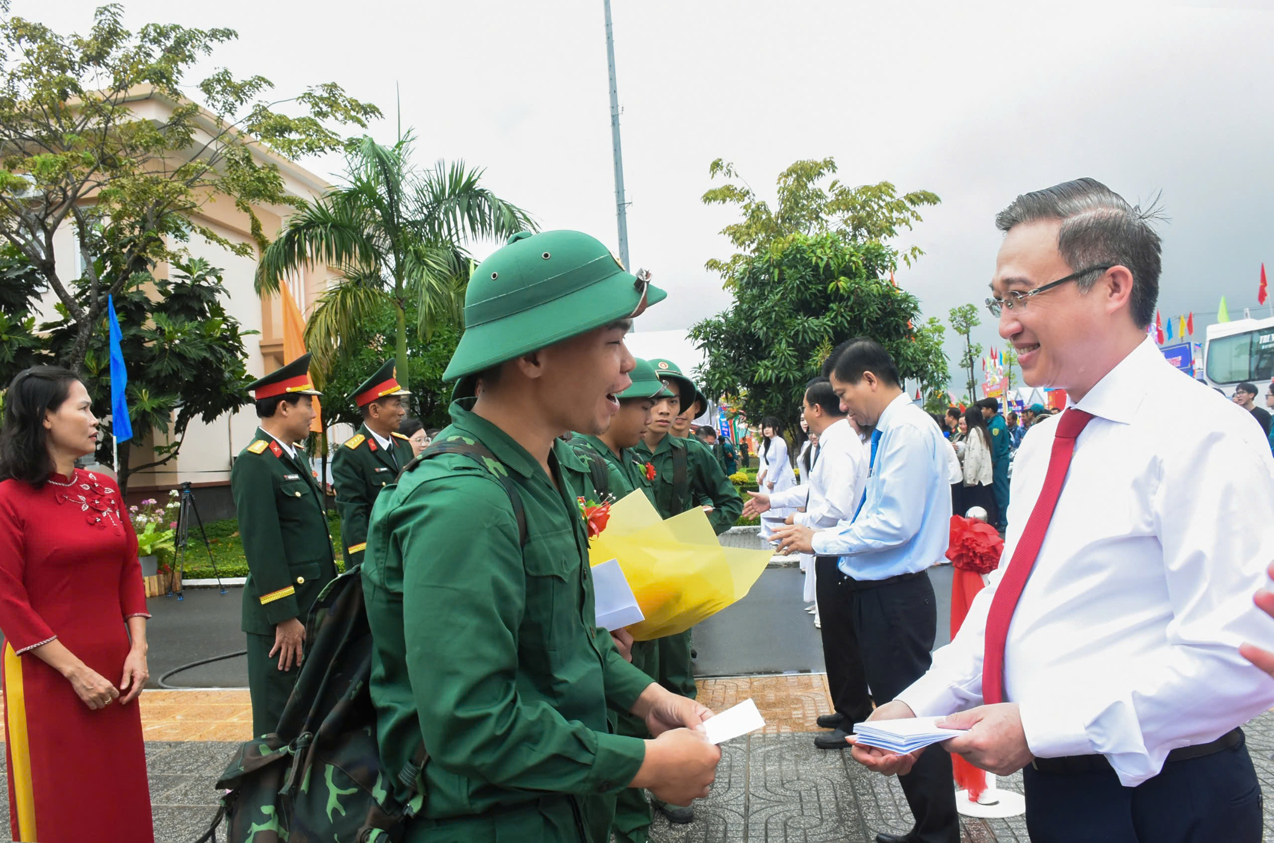 Ông Đặng Minh Thông, Phó Chủ tịch UBND tỉnh và ông Trần Văn Tuấn, Bí thư Thành ủy Bà Rịa và lãnh đạo tỉnh, TP.Bà Rịa tặng quà động viên tân binh lên đường nhập ngũ. ẢNH: TUYẾT MAI