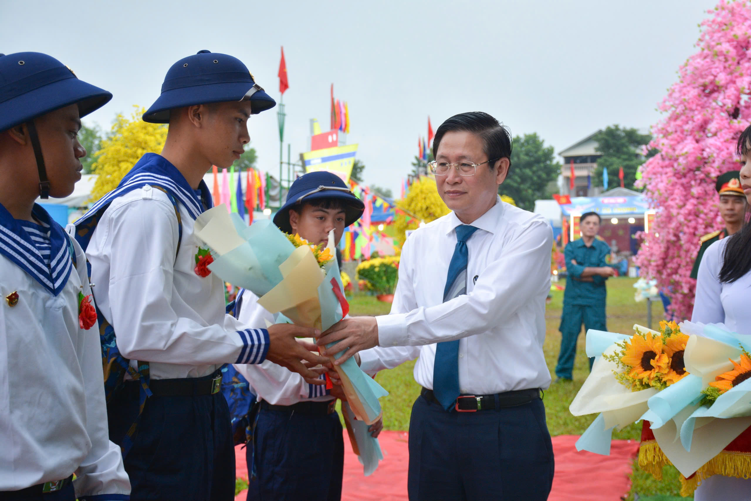 Ông Lê Ngọc Khánh, Phó Chủ tịch UBND tỉnh tặng hoa, tặng quà cho các thanh niên của huyện Xuyên Mộc trúng tuyền NVQS. Ảnh: TRẦN TIẾN