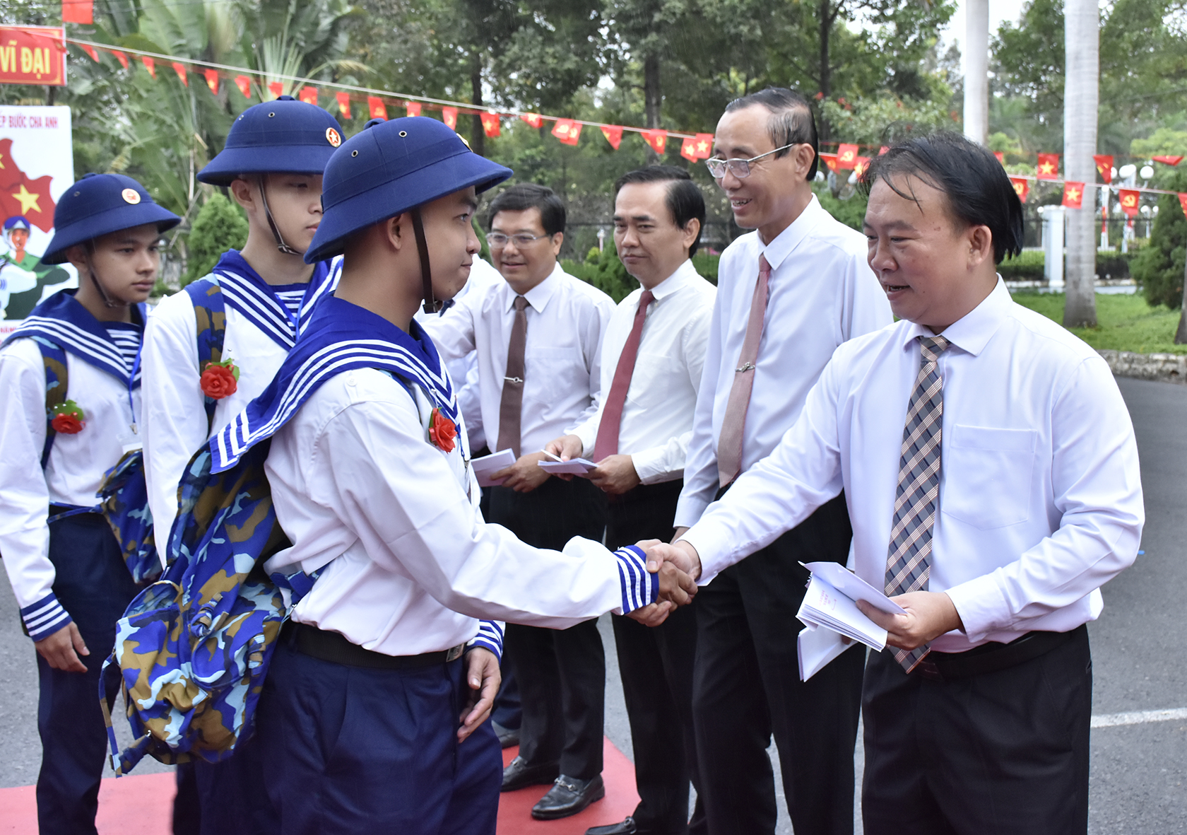 Ông Trần Tuấn Lĩnh, Ủy viên Ban Thường vụ Tỉnh ủy, Trưởng Ban Nội chính Tỉnh ủy tặng quà động viên thanh niên nhập ngũ. ẢNH