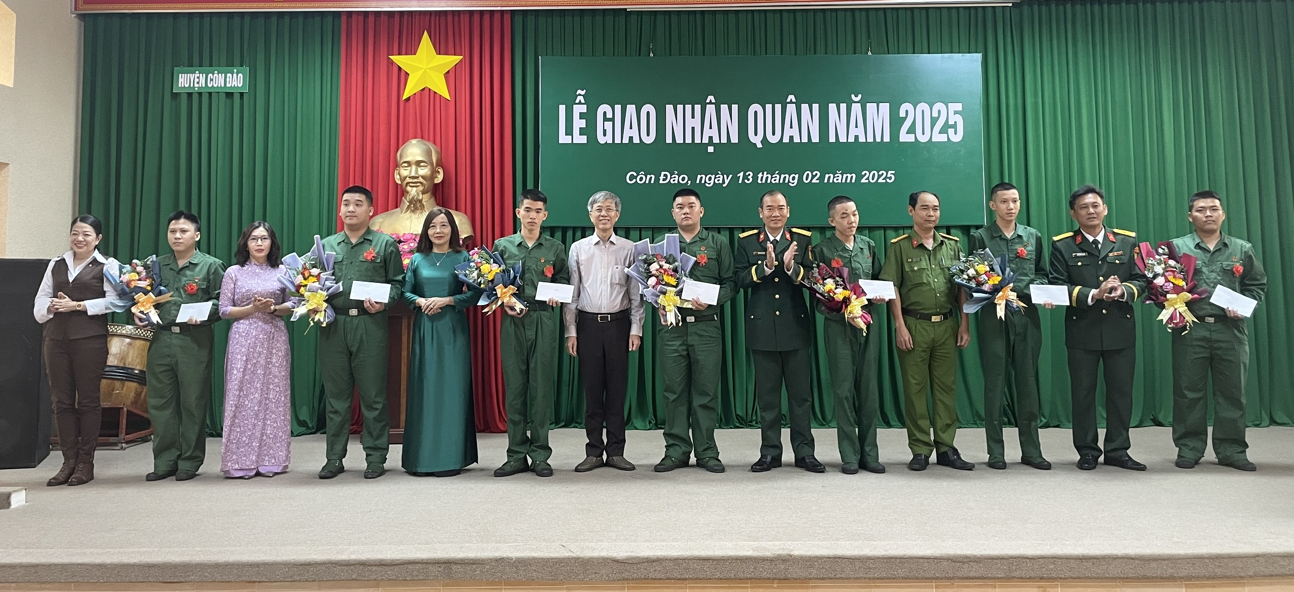 Lãnh đạo huyện Côn Đảo tặng hoa và quà, động viên các thanh niên trước giờ lên đường thực hiện NVQS.