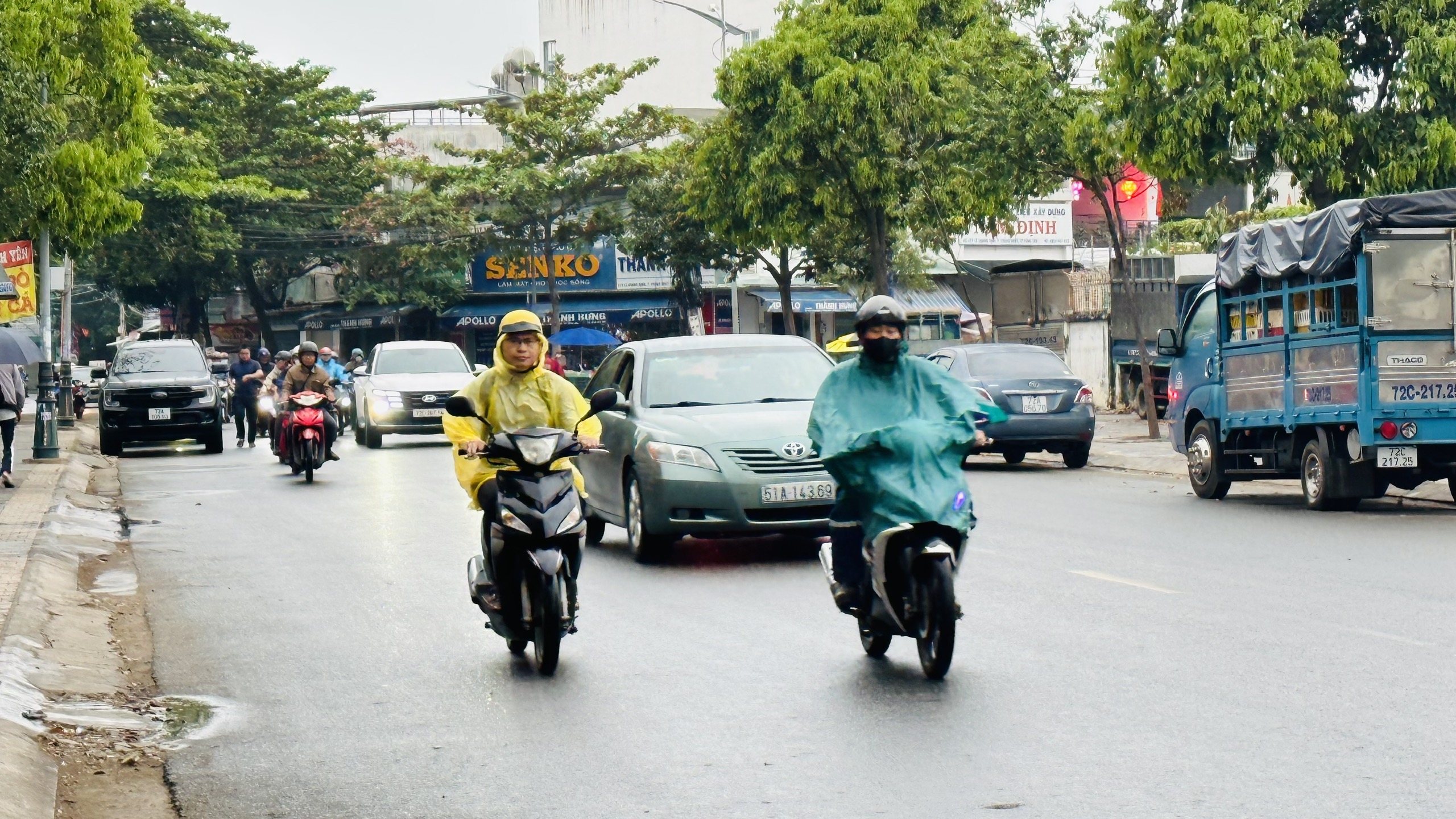 Người dân mặc áo mưa khi tham gia giao thông trên đường Lê Quang Định (TP. Vũng Tàu) do có mưa trái mùa bất ngờ xảy ra vào sáng sớm 13/2