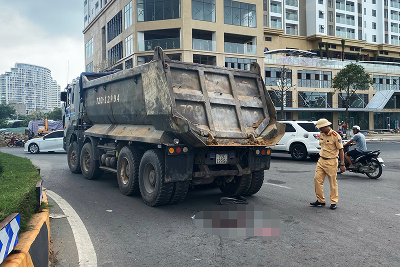 Lực lượng CSGT khám nghiệm hiện trường điều tra nguyên nhân vụ tai nạn. 