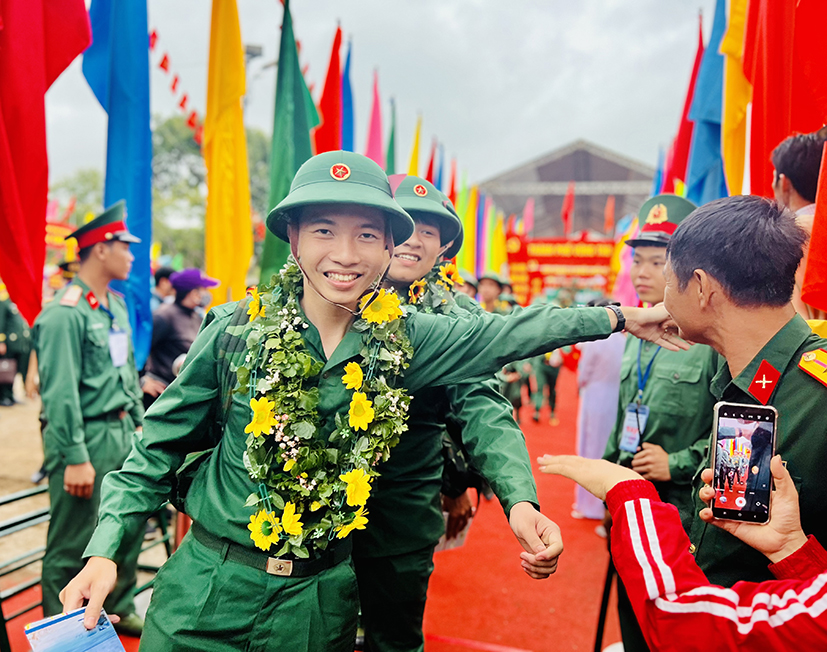 Nụ cười tươi, chào thân nhân của tân binh trẻ lên đường nhập ngũ.