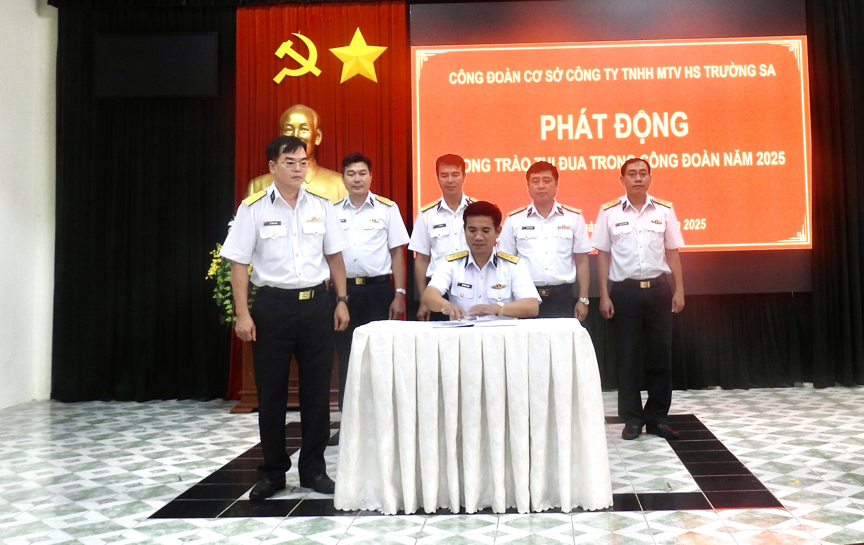 Đại diện các tổ chức công đoàn ký giao ước thi đua năm 2025.