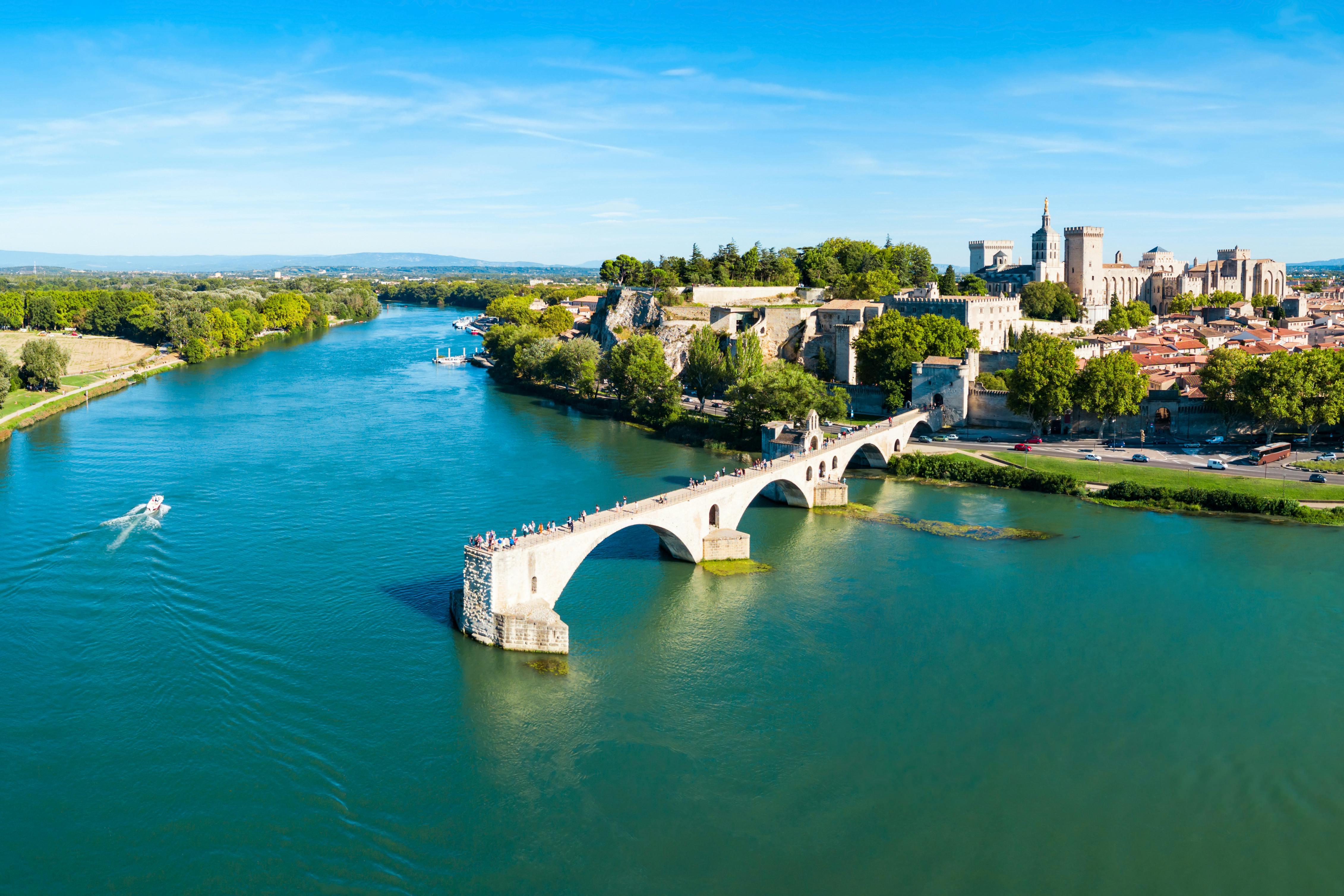 Avignon mang vẻ đẹp lãng mạn làm xao xuyến hàng ngàn du khách ghé thăm mỗi năm.