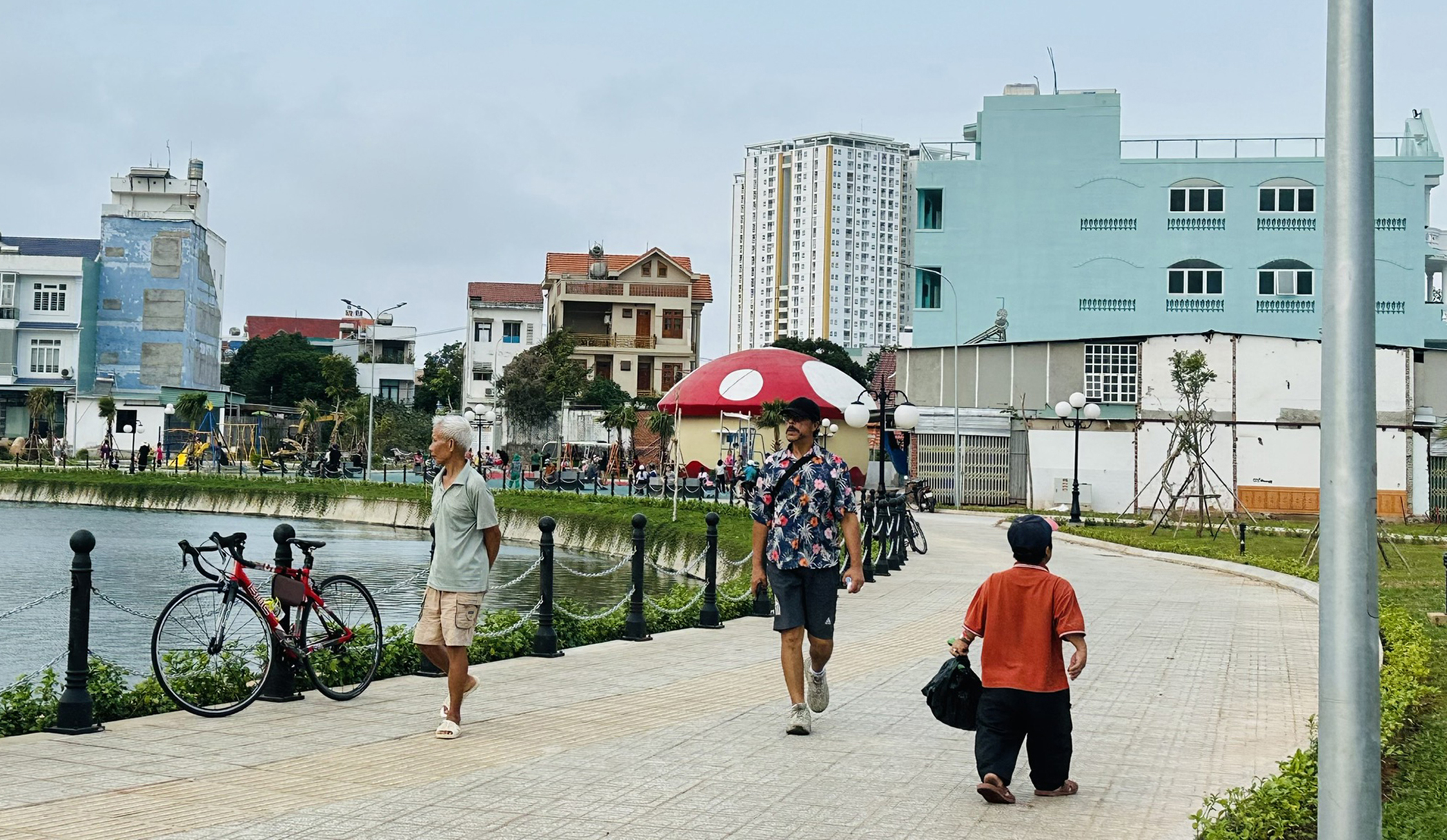 Người dân đi bộ, hóng mát trong khuôn viên công viên ao cá phường 2, TP.Vũng Tàu.