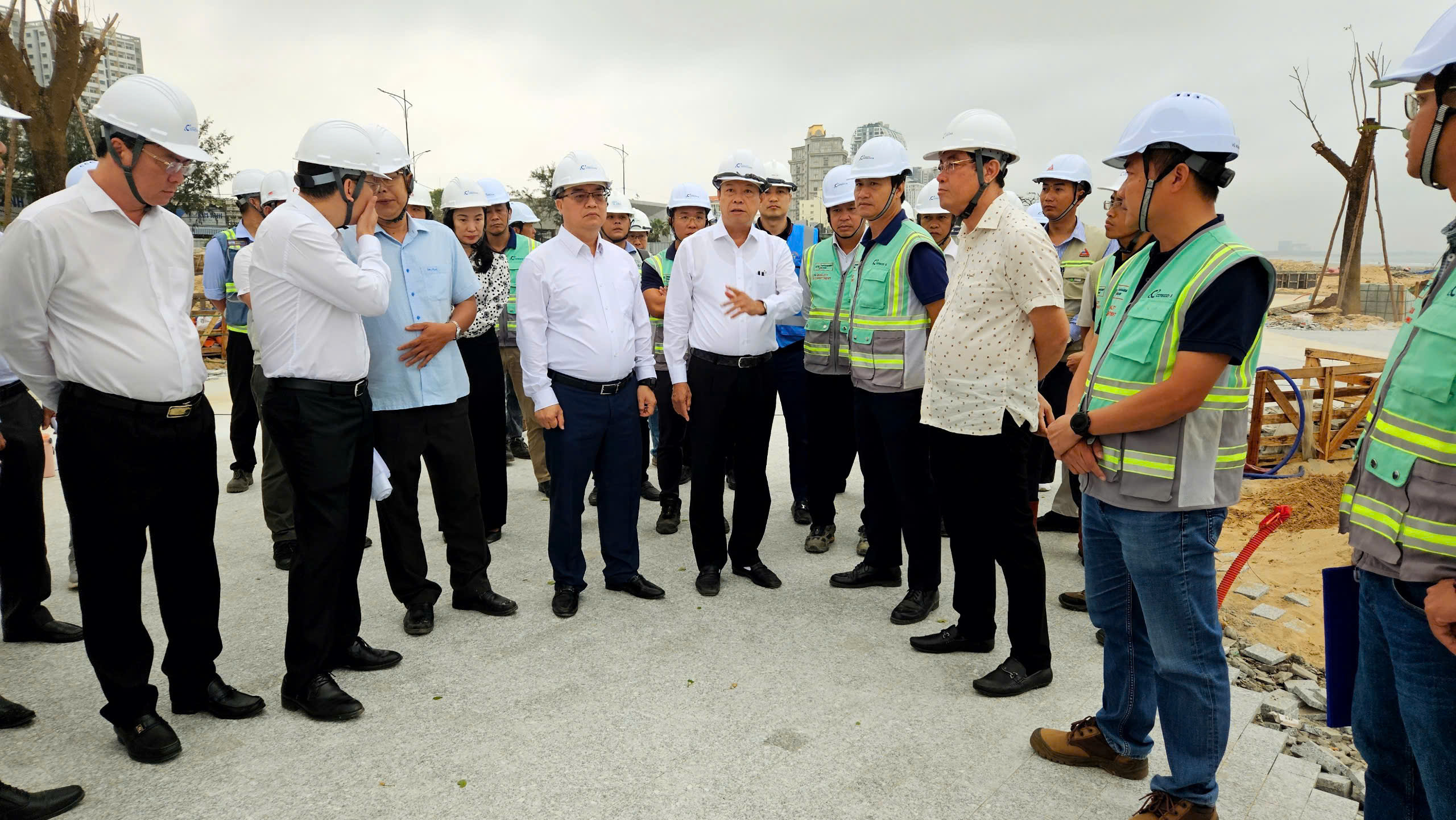 Ông Nguyễn Văn Thọ, Chủ tịch UBND tỉnh và lãnh đạo TP. Vũng Tàu kiểm tra thực tế tiến độ thi công dự án tại công trường.