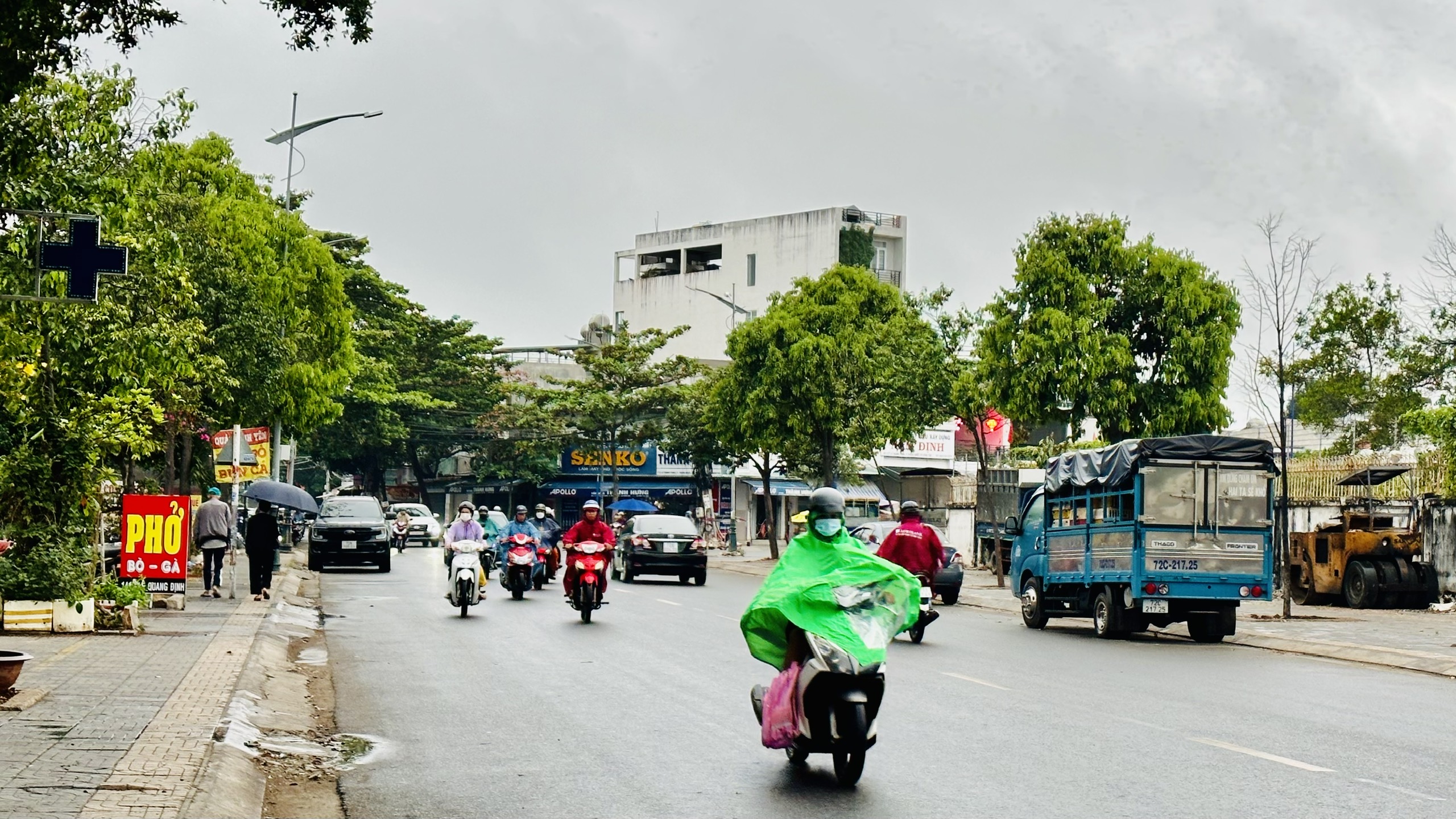 Ngày 13/2, nhiều người ra đường phải mang áo mưa do mưa trái mùa